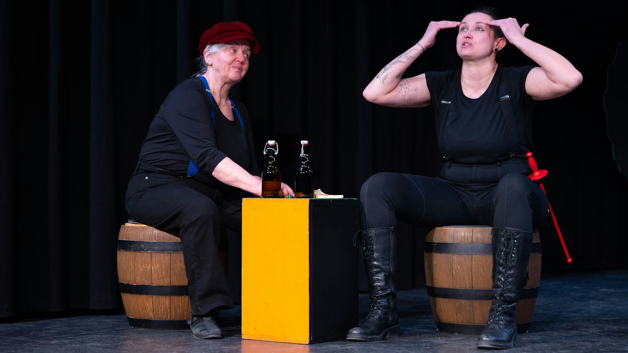 Die Schauspielerinnen Bärbel Stinner (links) und Gesa Dittmann auf der Bühne.