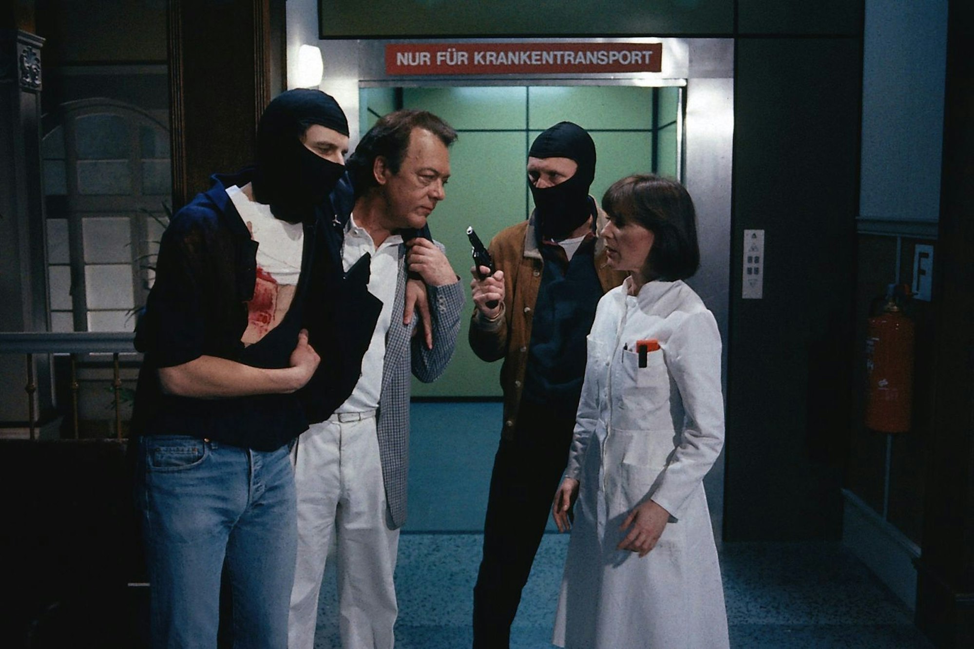 Unter der Sturmhaube versteckt sich Udo Wachtveitl (links), der in einer Episode einen Bankräuber spielte. (Bild: ZDF / Thomas Waldhelm)