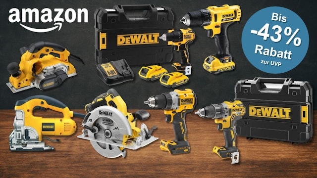 DeWalt Elektrowerkzeug wie Akku-Bohrschrauber, Elektrohobel, Stichsäge oder Kreissäge sowie Zubehör vor einer dunklen Steinwand und einem braunen Holzboden mit Maserung.