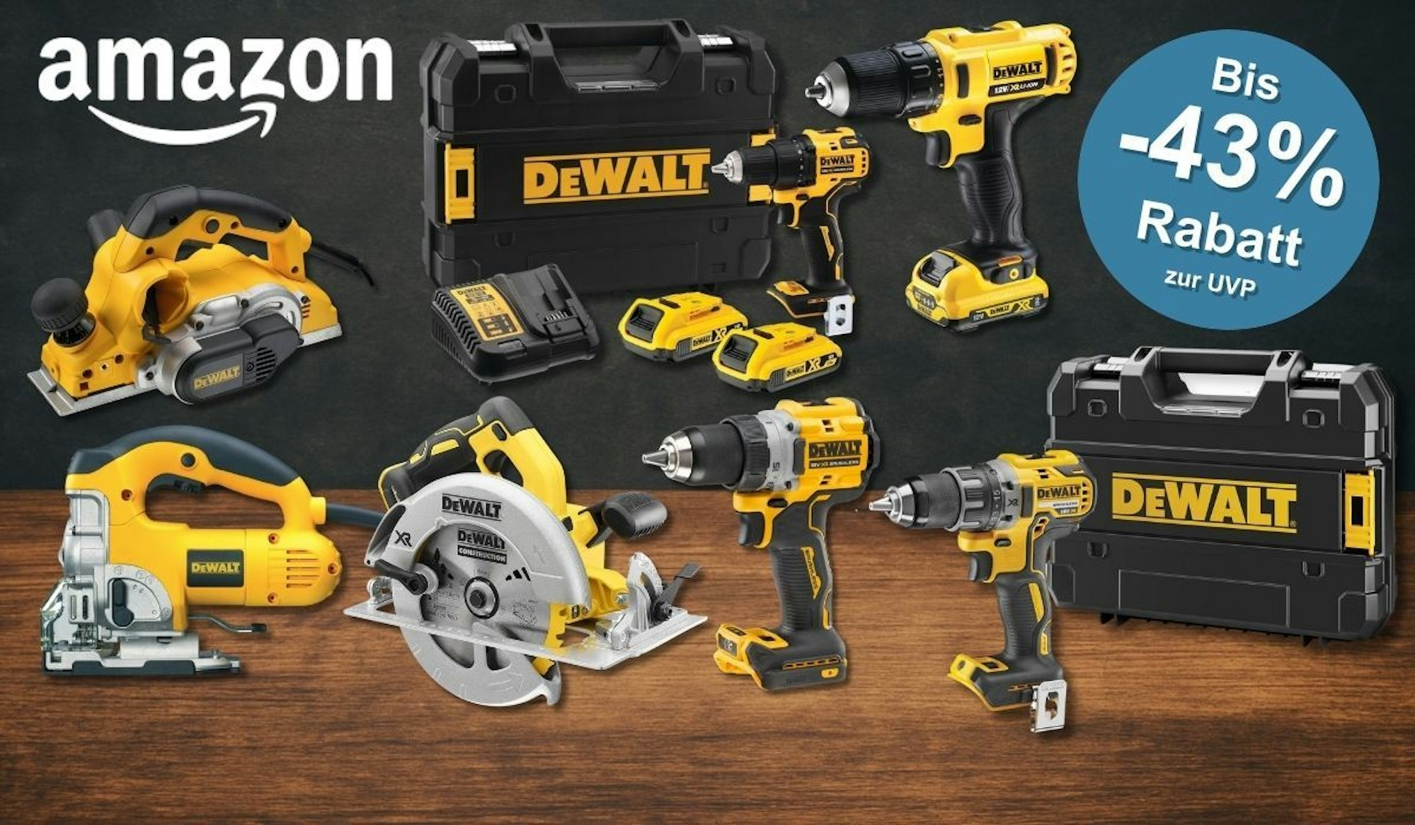 DeWalt Elektrowerkzeug wie Akku-Bohrschrauber, Elektrohobel, Stichsäge oder Kreissäge sowie Zubehör vor einer dunklen Steinwand und einem braunen Holzboden mit Maserung.