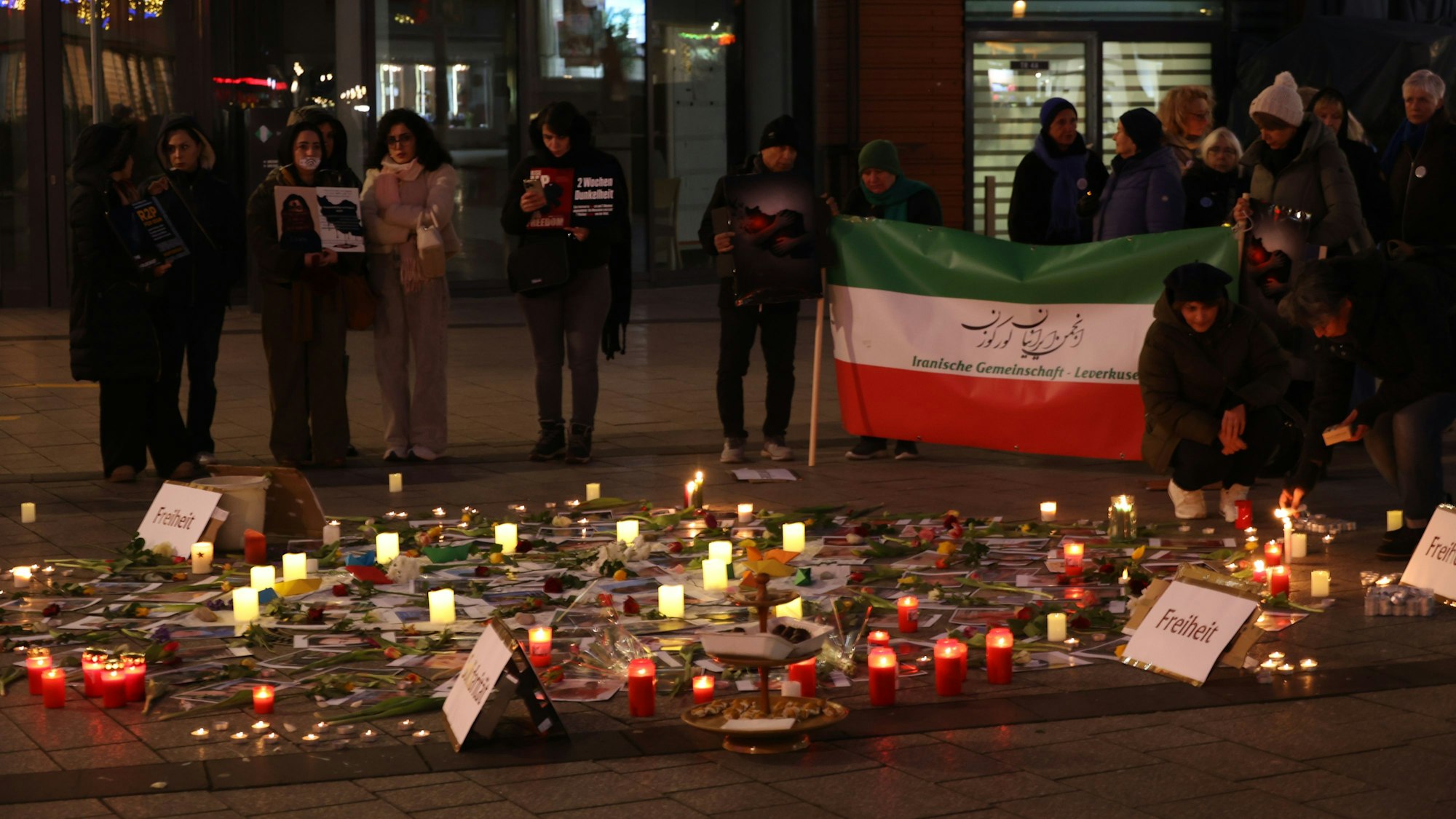 Fotos und Lichter vor der Rathaus-Galerie: Interlev hatte eine Mahnwache für die Menschen im Iran organisiert.