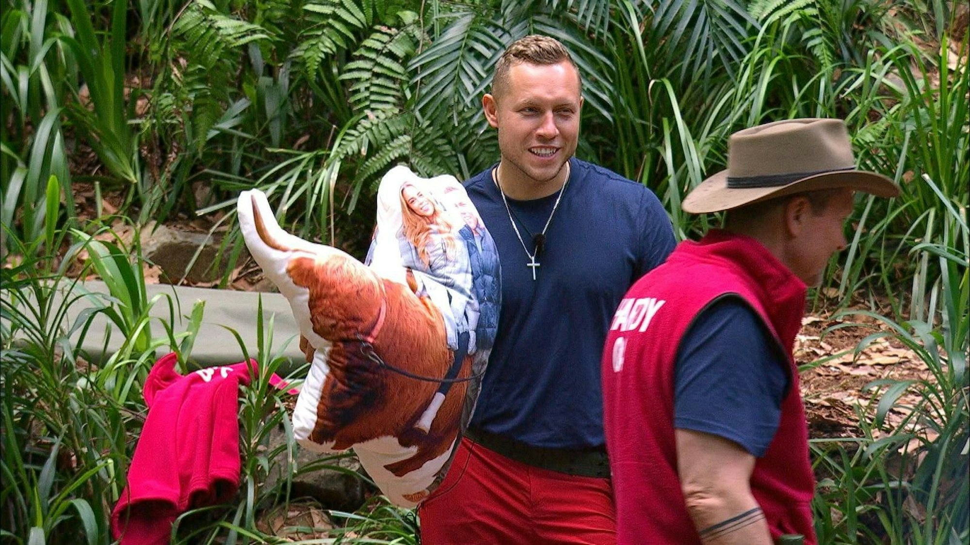 Patricks Kissen ziert seine Lieblingskuh Wanja. (Bild: RTL)