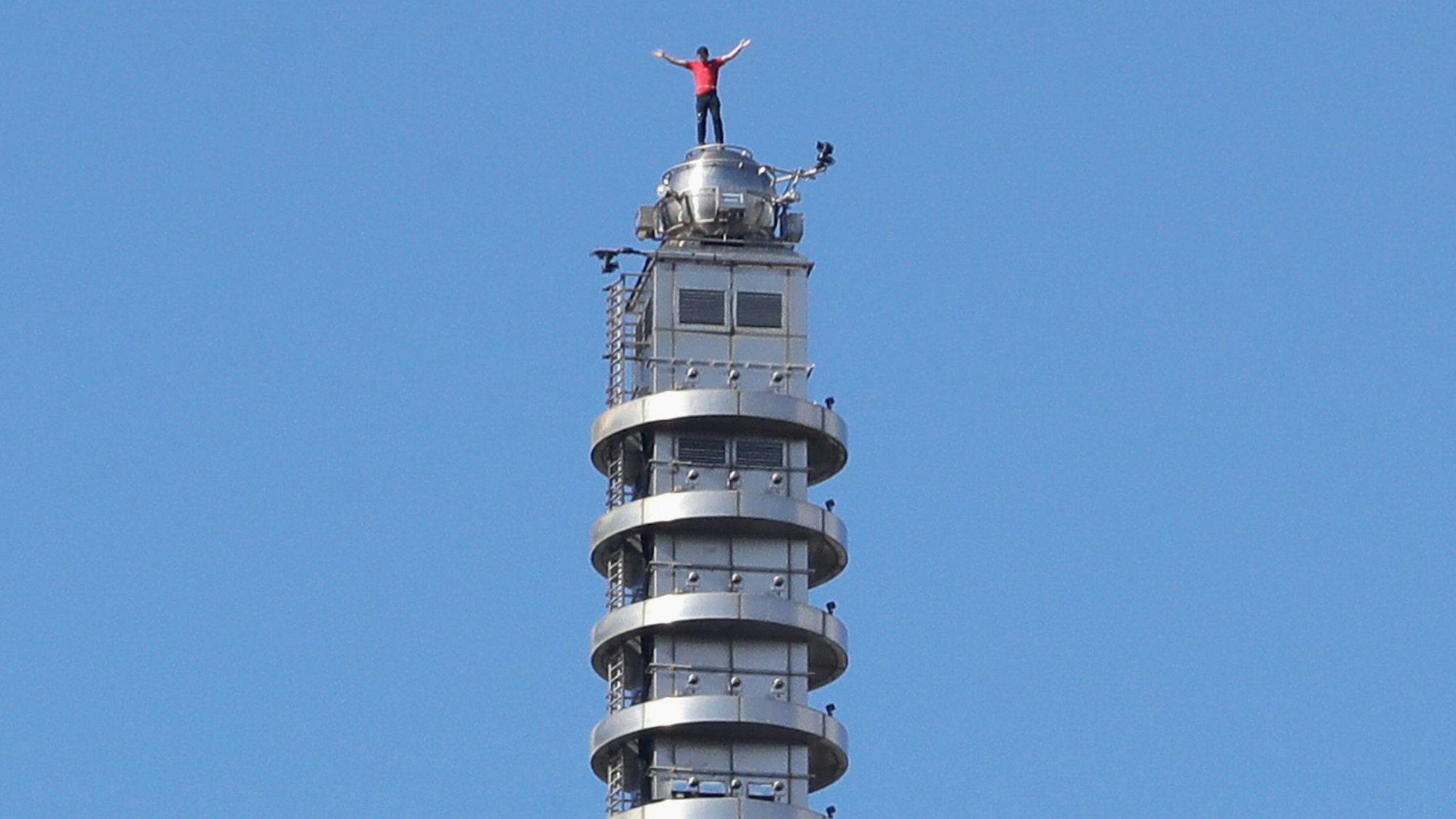 Alex Honnold aufd er spitze dey Wolkenkratzers Taipeh 101. Foto: ChiangYing-ying/AP/dpa