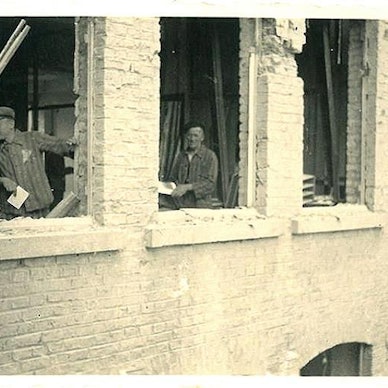 Willi Neurath (links) bei der Zwangsarbeit auf der Kölner Messe