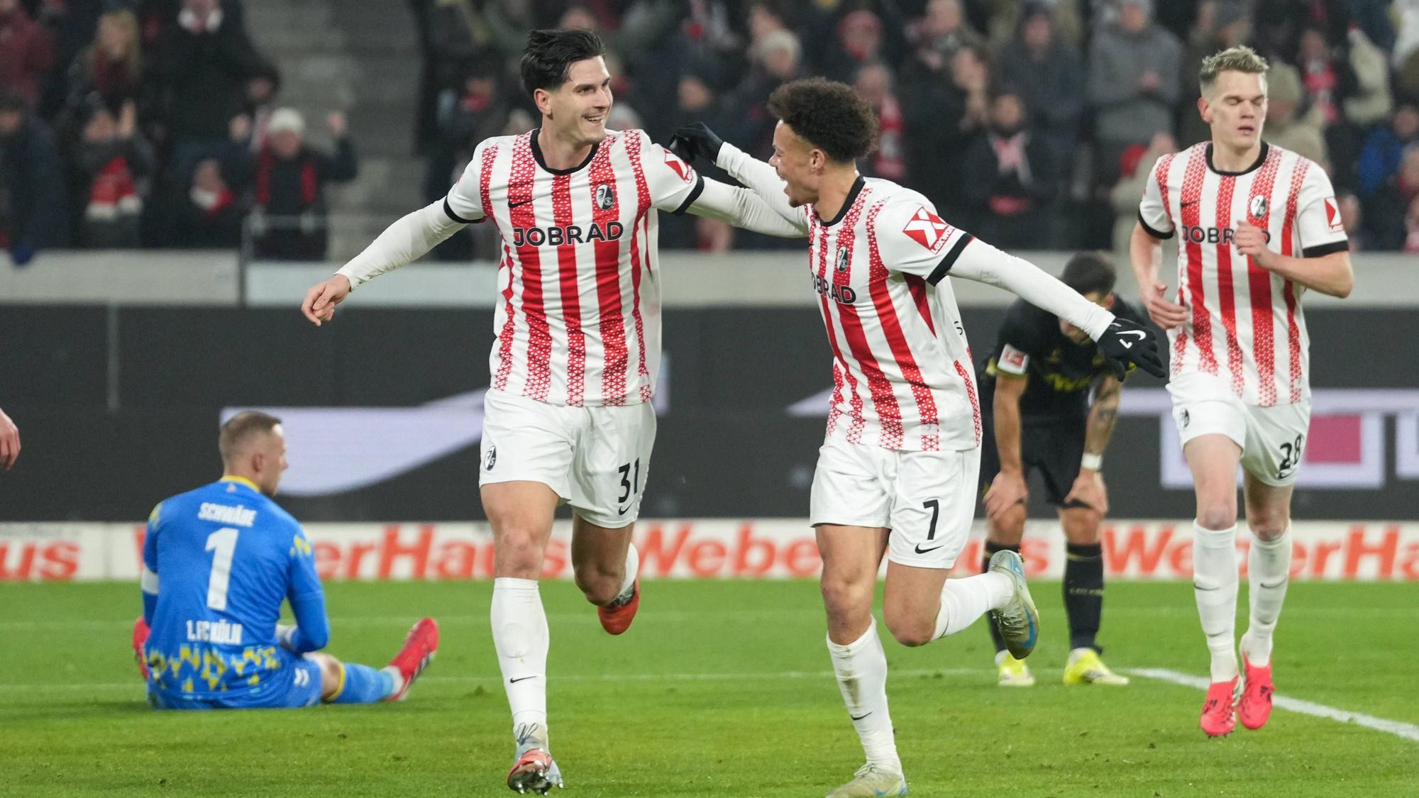 Die Freiburger jubeln, FC-Torhüter Marvin Schwäbe ist geschlagen.