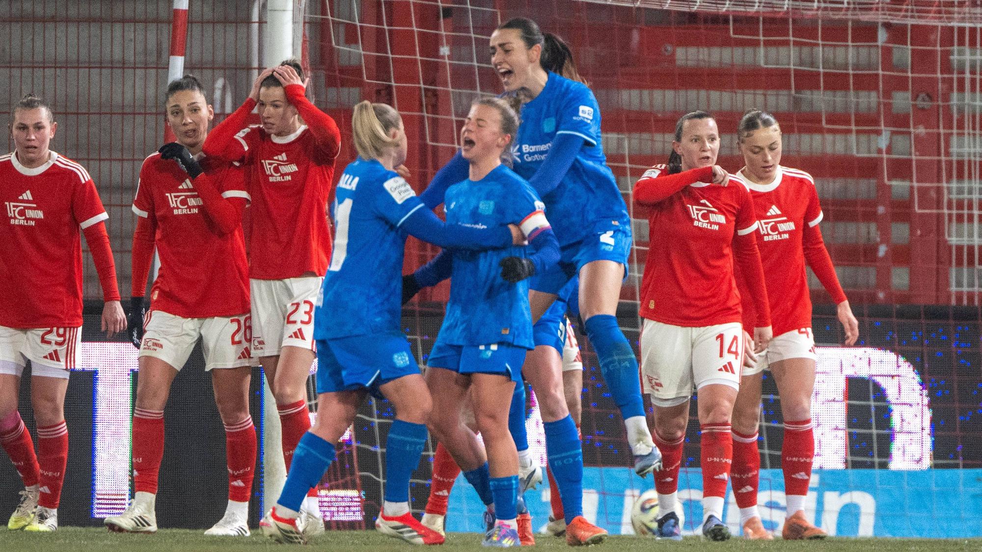 Fußball, Frauen, Saison 2025/2026, Google Pixel Frauen-Bundesliga 15. Spieltag, 1. FC Union Berlin - Bayer 04 Leverkusen, v. l. Vanessa Fudalla Leverkusen, Kristin Kögel Leverkusen, Selina Ostermeier Leverkusen, Jubel nach Tor zum 1:1, 23.01. 2026, *** Soccer, Women, Season 2025 2026, Google Pixel Women Bundesliga 15 Matchday , 1 FC Union Berlin Bayer 04 Leverkusen, f l Vanessa Fudalla Leverkusen , Kristin Kögel Leverkusen , Selina Ostermeier Leverkusen , Cheering after goal to 1 1, 23 01 2026, Copyright: xMatthiasxKochx