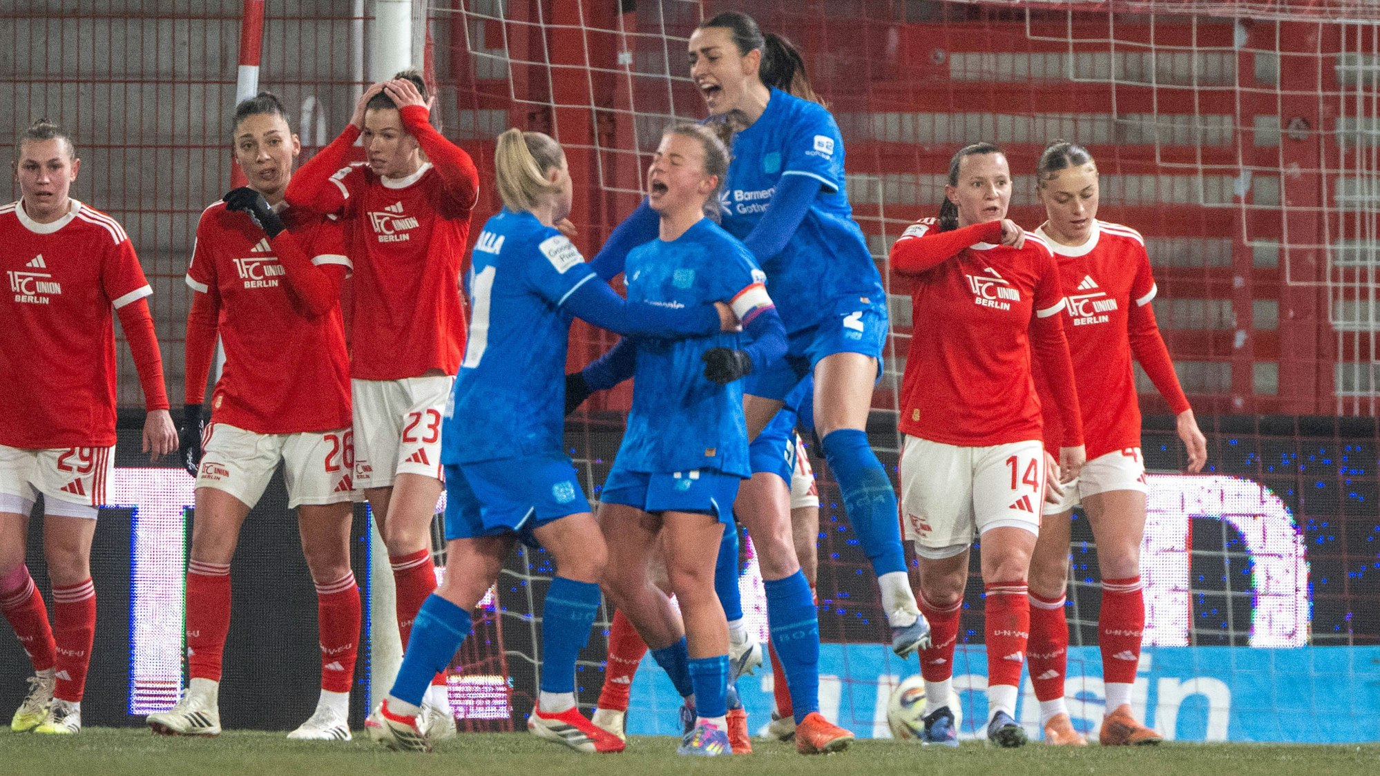 Fußball, Frauen, Saison 2025/2026, Google Pixel Frauen-Bundesliga 15. Spieltag, 1. FC Union Berlin - Bayer 04 Leverkusen, v. l. Vanessa Fudalla Leverkusen, Kristin Kögel Leverkusen, Selina Ostermeier Leverkusen, Jubel nach Tor zum 1:1, 23.01. 2026, *** Soccer, Women, Season 2025 2026, Google Pixel Women Bundesliga 15 Matchday , 1 FC Union Berlin Bayer 04 Leverkusen, f l Vanessa Fudalla Leverkusen , Kristin Kögel Leverkusen , Selina Ostermeier Leverkusen , Cheering after goal to 1 1, 23 01 2026, Copyright: xMatthiasxKochx
