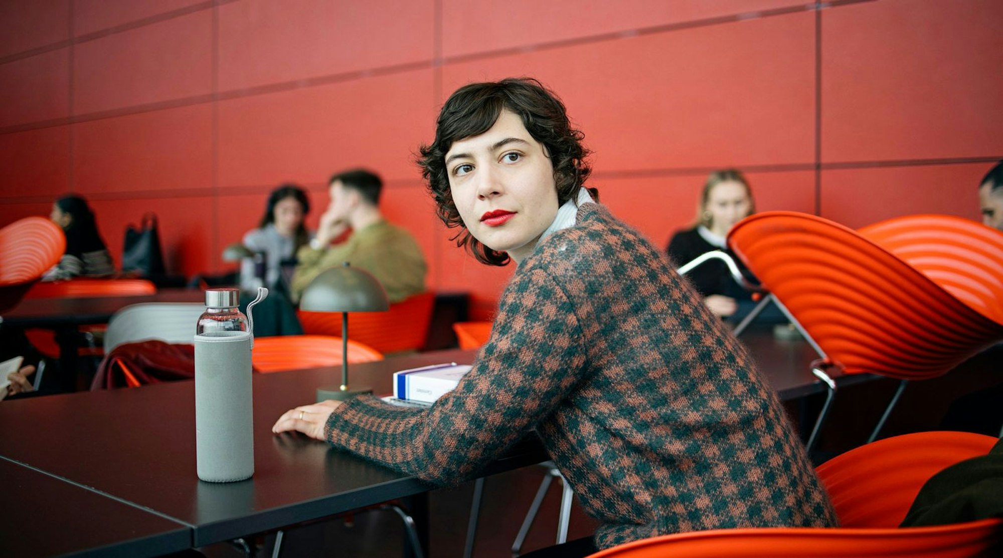 Karima Al-Sharquawi (Shirin Eissa) gilt als Vorzeigestudentin. (Bild: Radio Bremen/Magdalena Stengel)