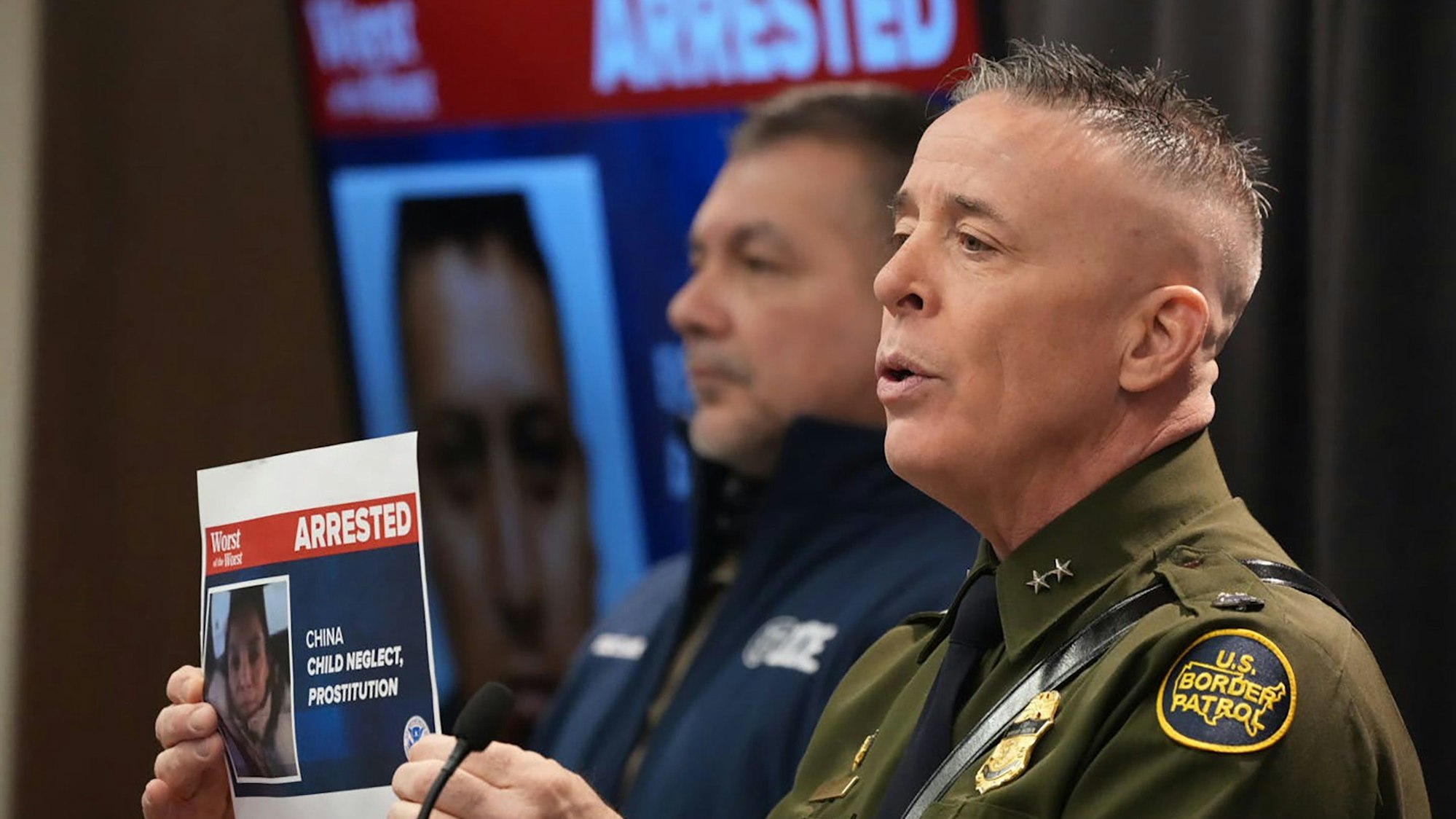 Das Bild zeigt U.S. Border Patrol Commander Gregory Bovino (r) und den stellvertretende Direktor der US-Einwanderungs- und Zollbehörde (ICE) für Vollstreckung und Abschiebung Marcos Charles (l).Foto: Anthony Souffle/TNS via ZUMA Press Wire/dpa