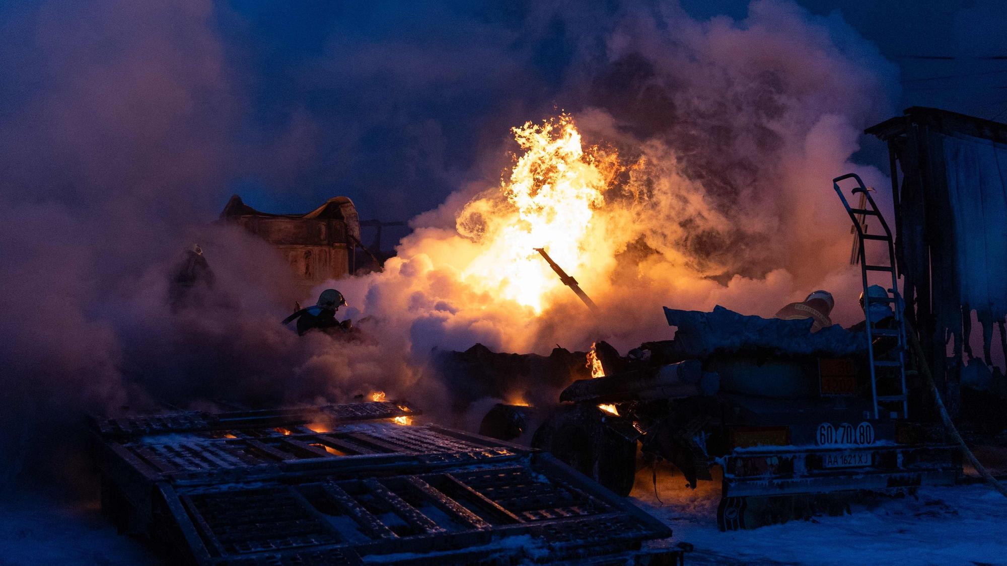 Ukrainische Rettungskräfte arbeiten in Kiew daran, einen Brand an der Stelle eines Luftangriffs zu löschen. Nach Angaben der Behörden töteten russische Angriffe in der Nacht zum 24. Januar 2026 eine Person und verletzten 23 weitere in der ukrainischen Hauptstadt sowie in der nordöstlichen Stadt Charkiw. Landesweit galt Luftalarm.