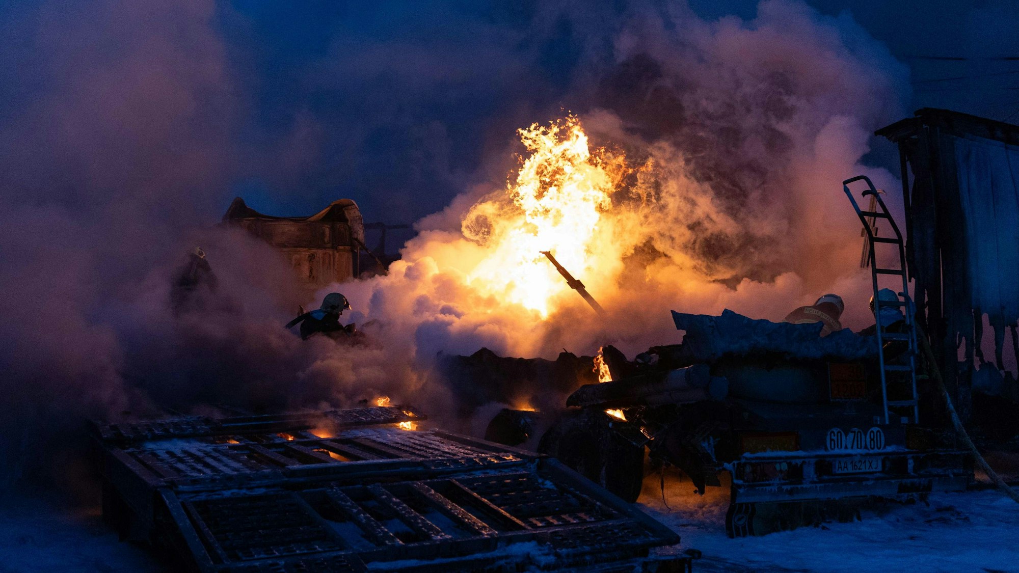 Ukrainische Rettungskräfte arbeiten in Kiew daran, einen Brand an der Stelle eines Luftangriffs zu löschen. Nach Angaben der Behörden töteten russische Angriffe in der Nacht zum 24. Januar 2026 eine Person und verletzten 23 weitere in der ukrainischen Hauptstadt sowie in der nordöstlichen Stadt Charkiw. Landesweit galt Luftalarm.