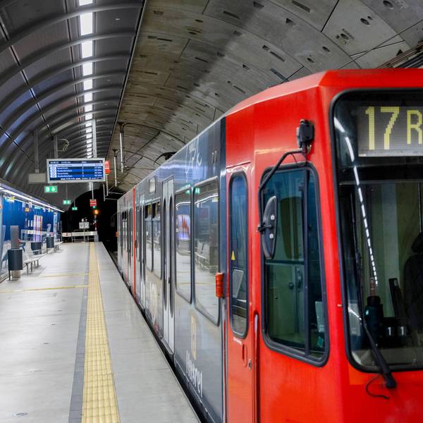Das Bild zeigt die U-Bahn-Haltestelle Kartäuserhof der Kölner Verkehrsbetriebe mit Straßenbahn der Linie 17.
Foto: Michael Bause
