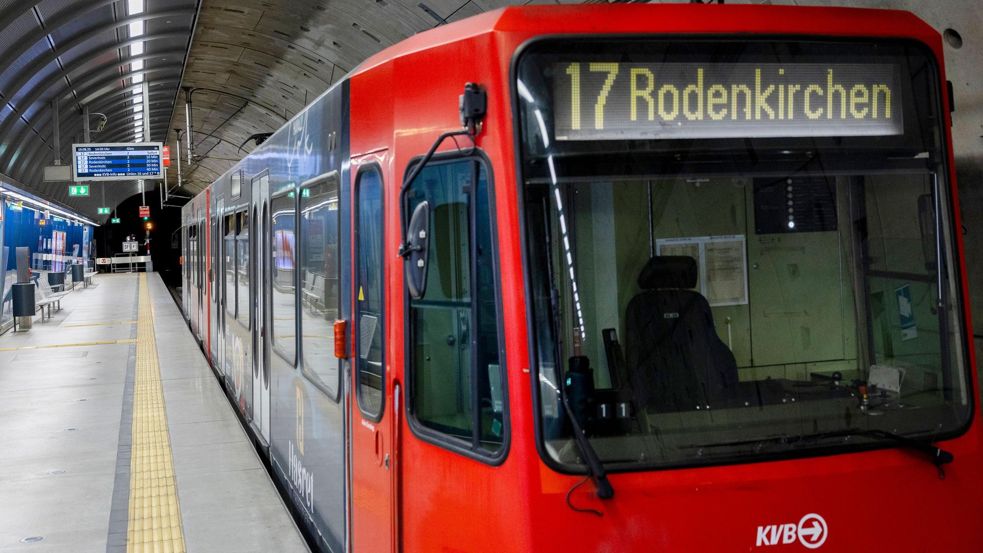 Das Bild zeigt die U-Bahn-Haltestelle Kartäuserhof der Kölner Verkehrsbetriebe mit Straßenbahn der Linie 17.
Foto: Michael Bause