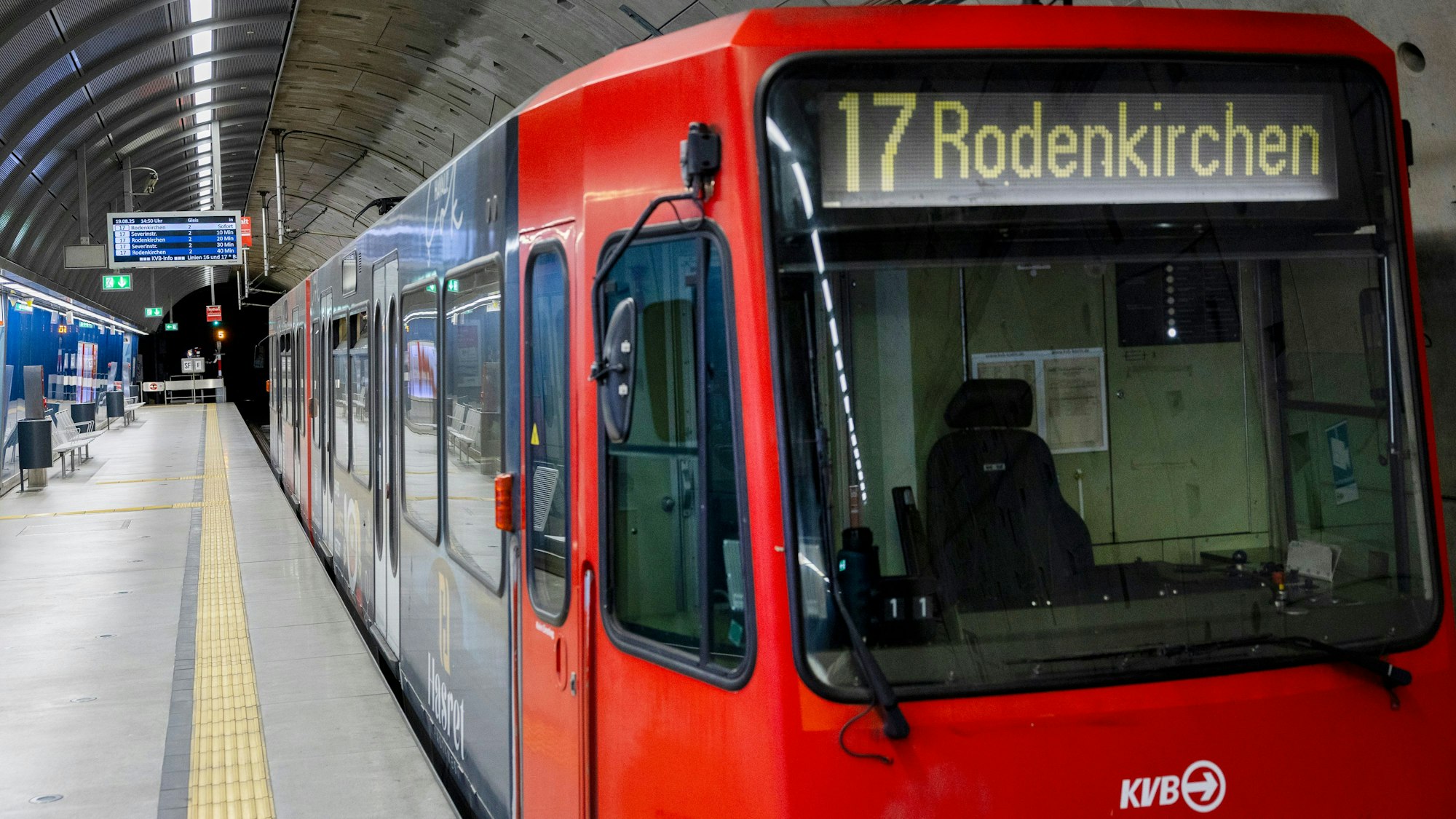 Das Bild zeigt die U-Bahn-Haltestelle Kartäuserhof der Kölner Verkehrsbetriebe mit Straßenbahn der Linie 17.
Foto: Michael Bause