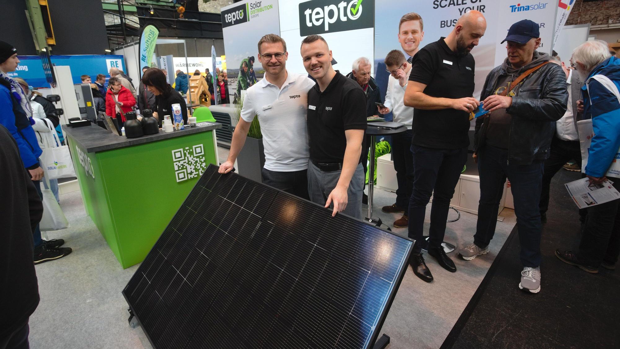 Zahlreiche Informationsgespräche führten auch Dennis Warkentin (l.) und Alex Balandin von der Firma Tepto auf der Messe.
