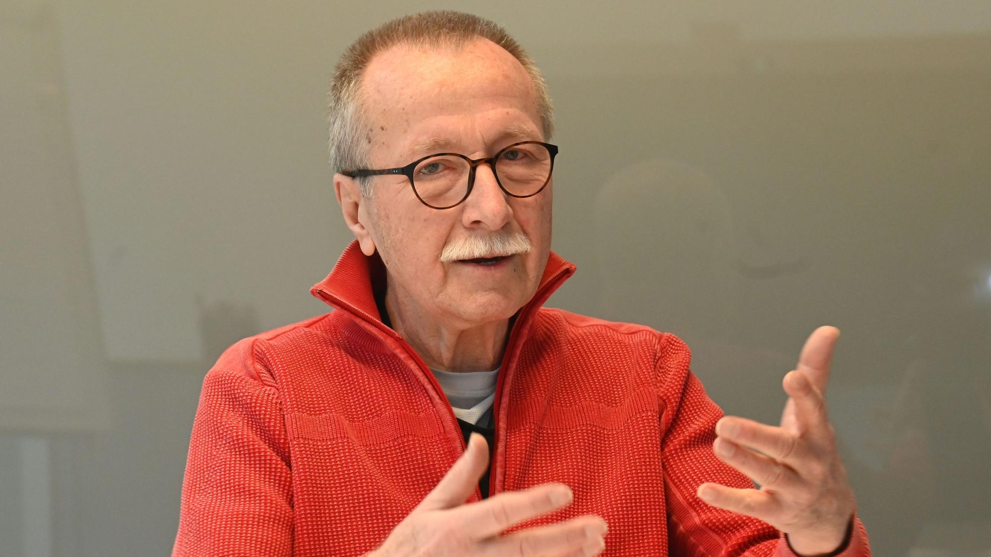 Bruno Neurath-Wilson, Sohn des verfolgten Kölner Kommunisten und KZ-Häftlings Willy Neurath, ist in einer Gesprächssituation zu sehen.