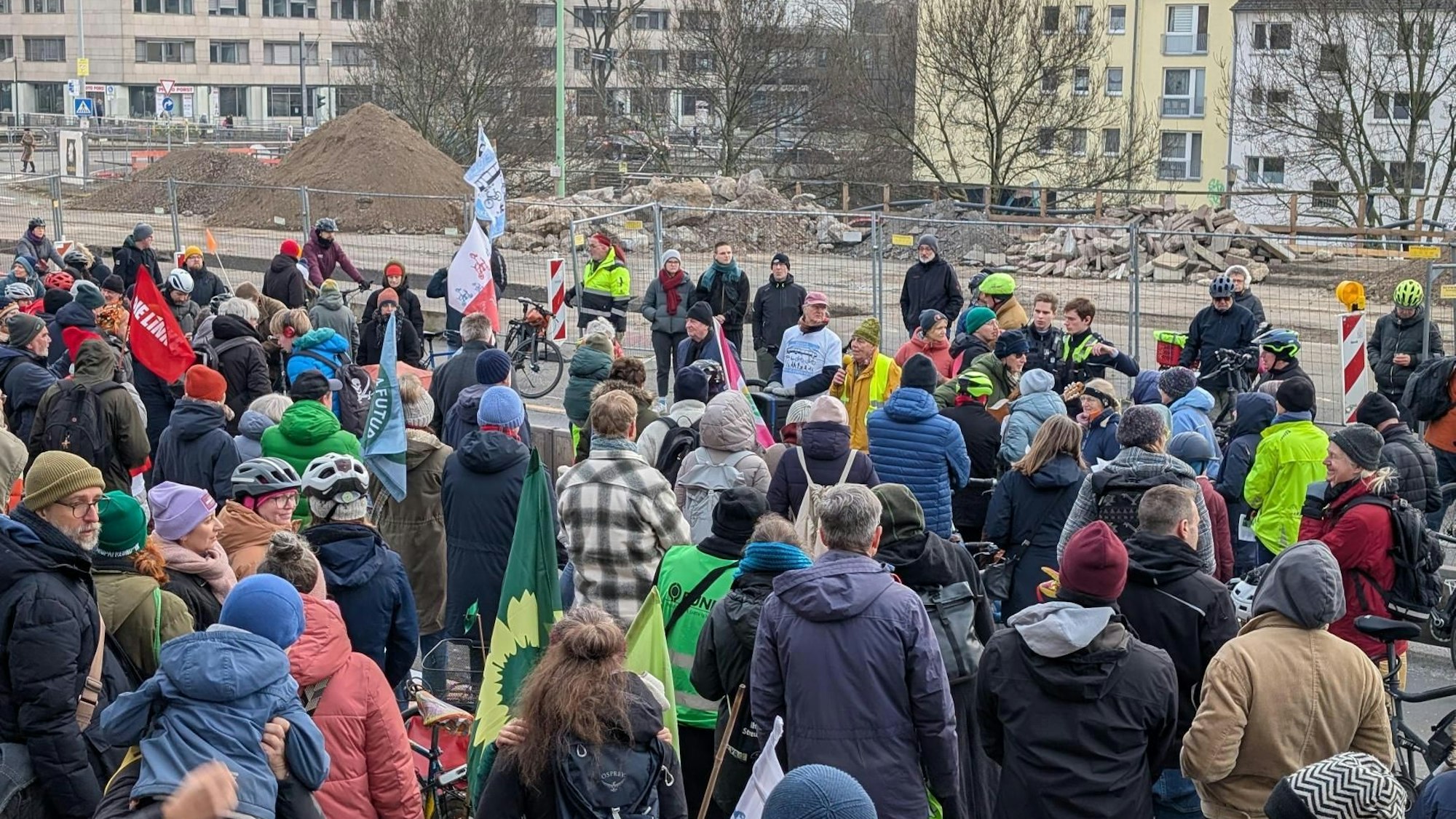 Die Mülheimer Brücke überspannt den Rhein im Kölner Norden. Mit Blick auf die zukünftige Verkehrsführung wirbt eine Demo am Sonntag für eine Fahrradspur.