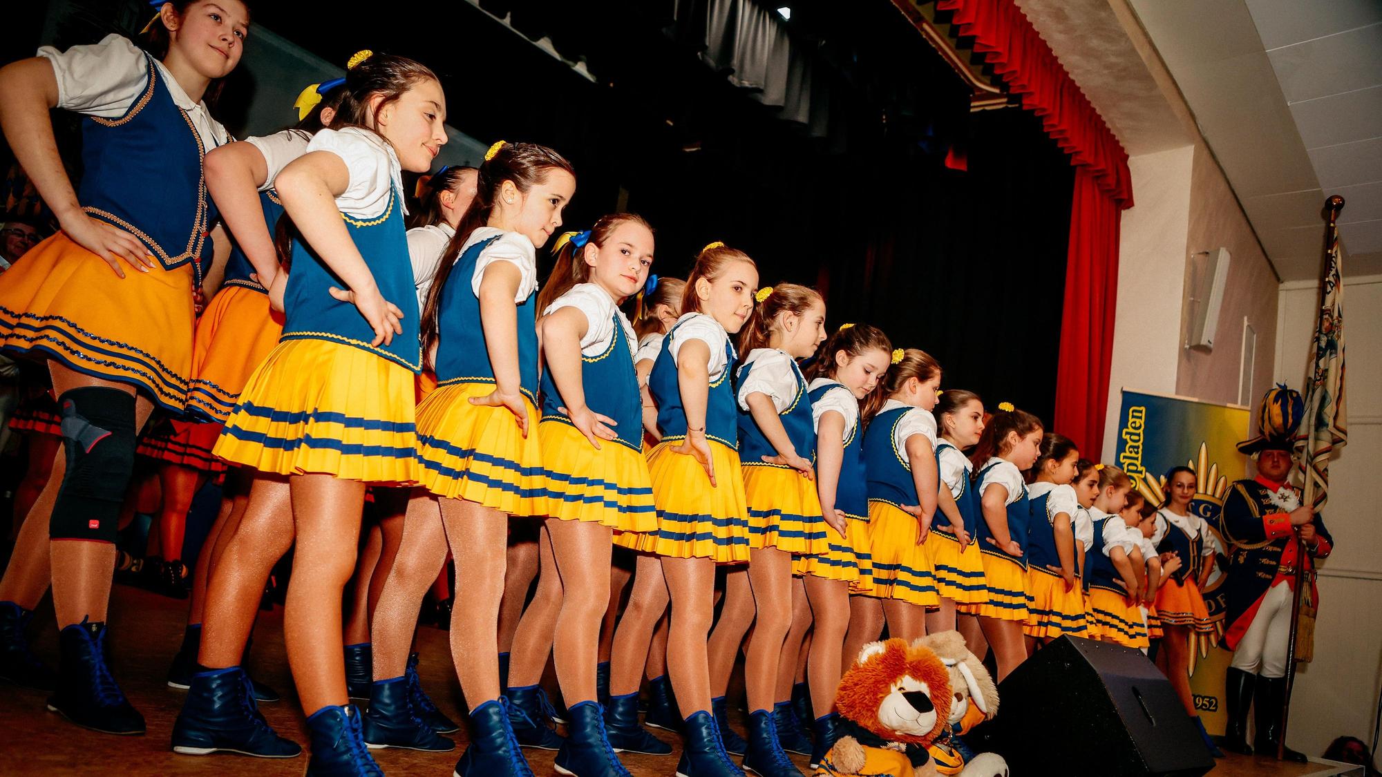 Gardetänzerinnen auf der Bühne in der Stadthalle Bergisch Neukirchen