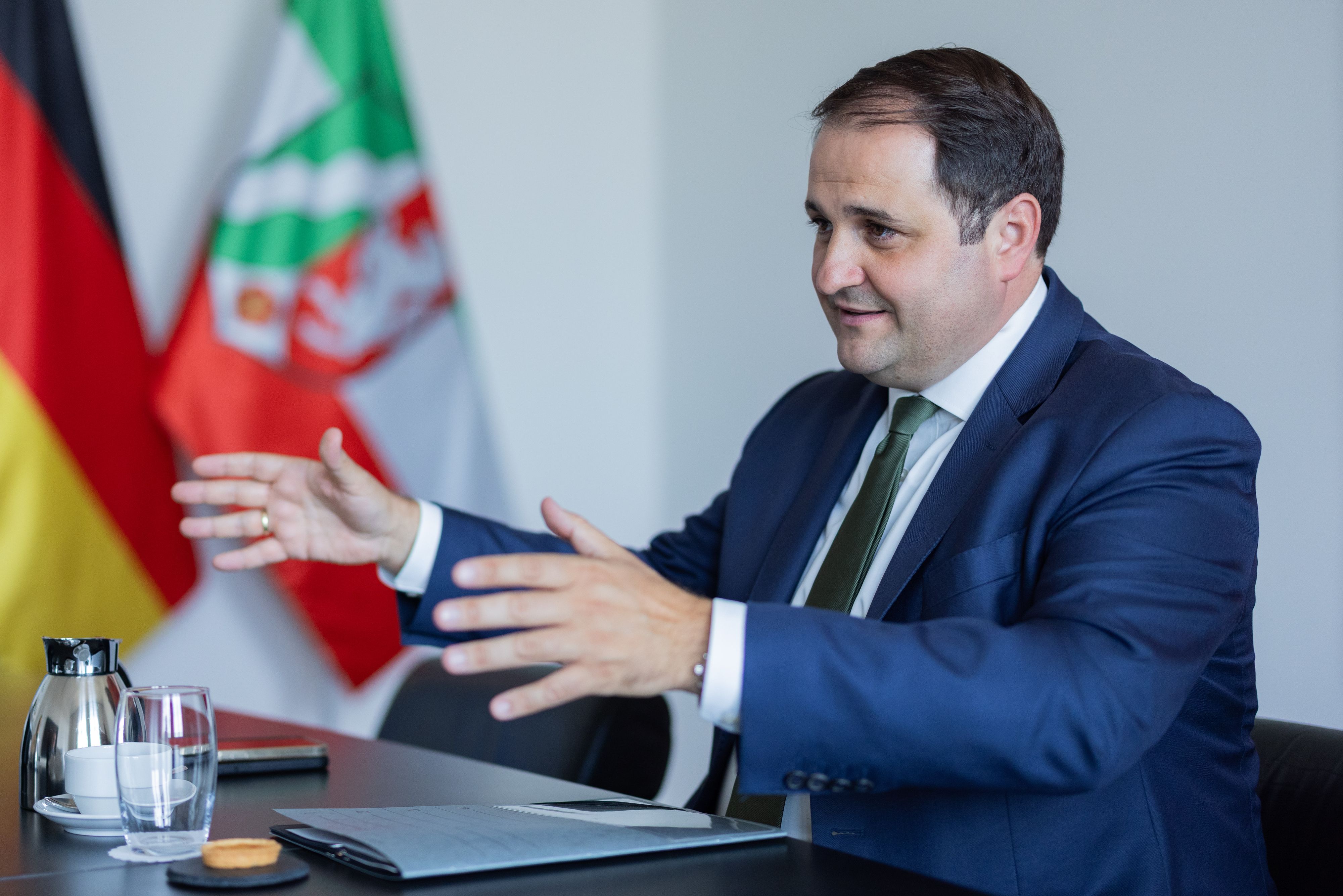 Nathanael Liminski (CDU), Minister für Bundes- und Europaangelegenheiten, Internationales sowie Medien und Chef der Staatskanzlei, spricht während eines  Interviews in der Staatskanzlei.