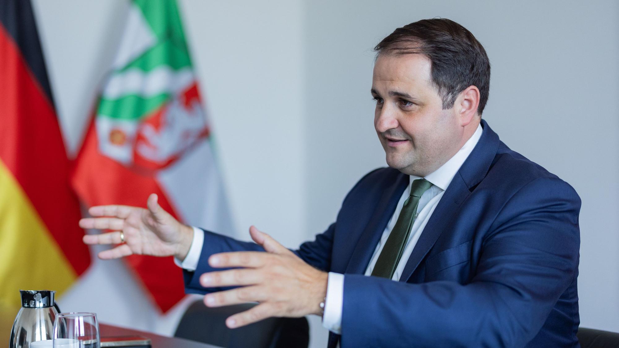 Nathanael Liminski (CDU), Minister für Bundes- und Europaangelegenheiten, Internationales sowie Medien und Chef der Staatskanzlei, spricht während eines Interviews in der Staatskanzlei.
