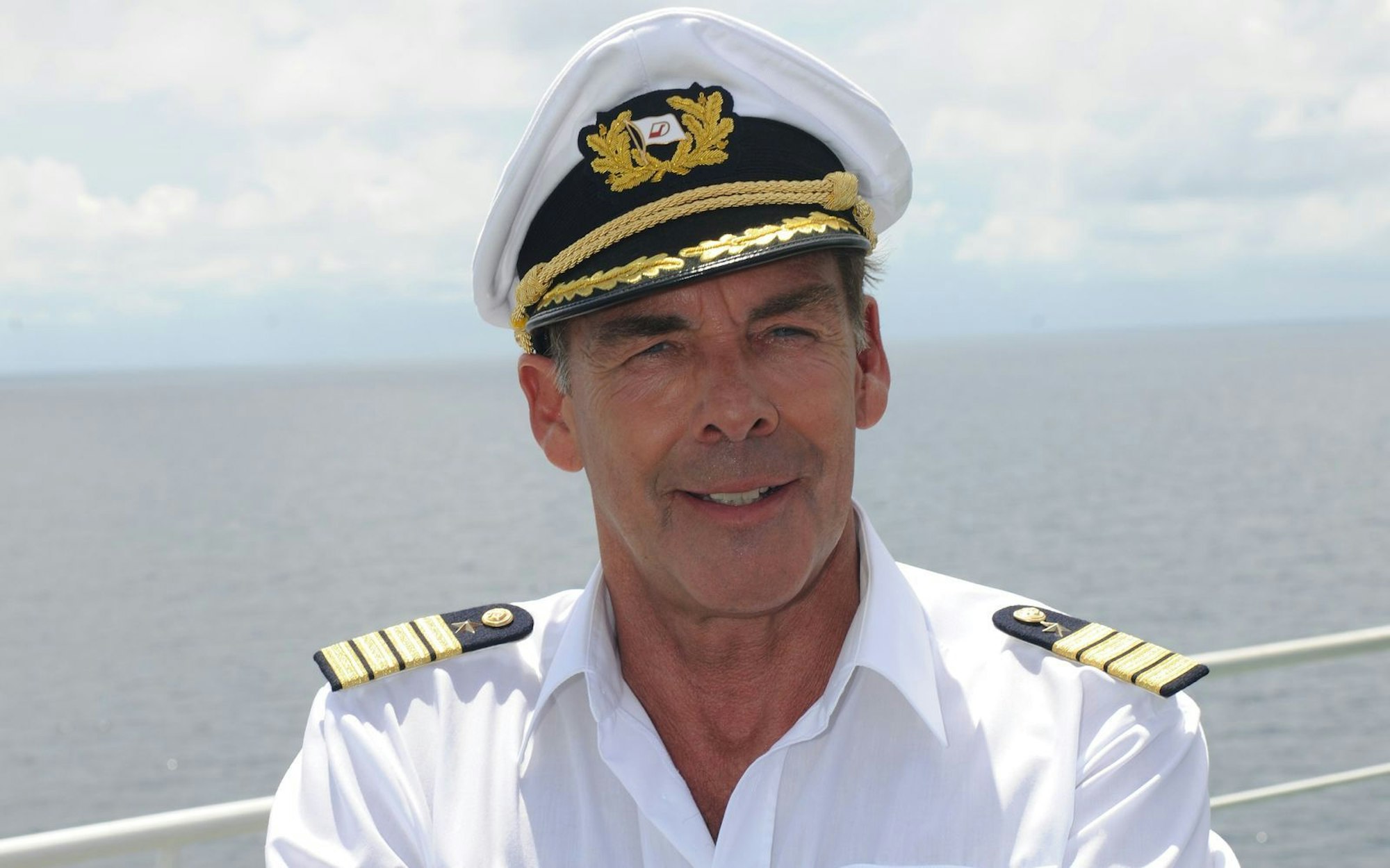 Sascha Hehn war bereits früh ein Kinderstar und wurde dank der „Schwarzwaldklinik“ zu einem der populärsten Fernsehdarsteller. Die Rolle seines Lebens spielte er jedoch auf dem ZDF-“Traumschiff“. (Bild: ZDF / Dirk Bartling)