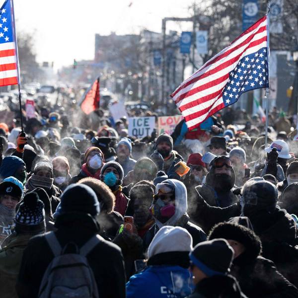 Protestierende versammeln sich in der Nähe des Ortes, an dem ein Mann am 24. Januar 2026 von Einwanderungsbeamten in Minneapolis, Minnesota, erschossen wurde.
