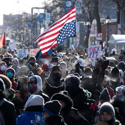 Protestierende versammeln sich in der Nähe des Ortes, an dem ein Mann am 24. Januar 2026 von Einwanderungsbeamten in Minneapolis, Minnesota, erschossen wurde.
