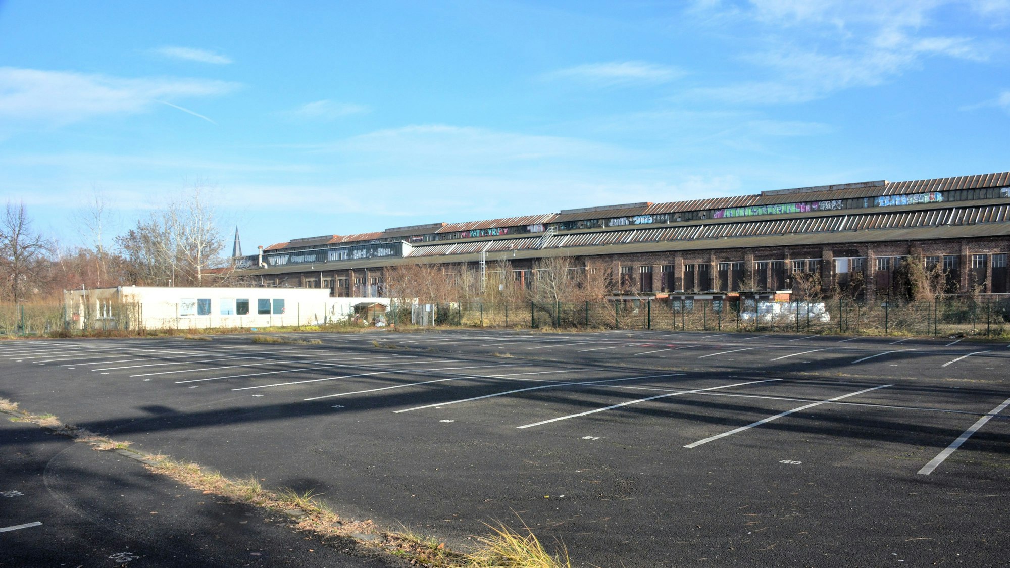 Die leere Fläche neben dem Gebäude von Vision e.V. (l.) könnte Platz für ein Suchthilfezentrum bieten.