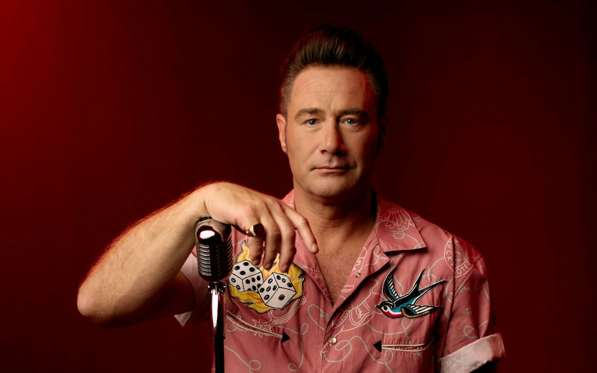 Comeback mit „Back For Good“: Sasha will als Dick Brave beweisen, dass man jeden Popsong - also wirklich jeden! - ins Rockabilly-Format überführen kann. (Bild: Marcel Brell)