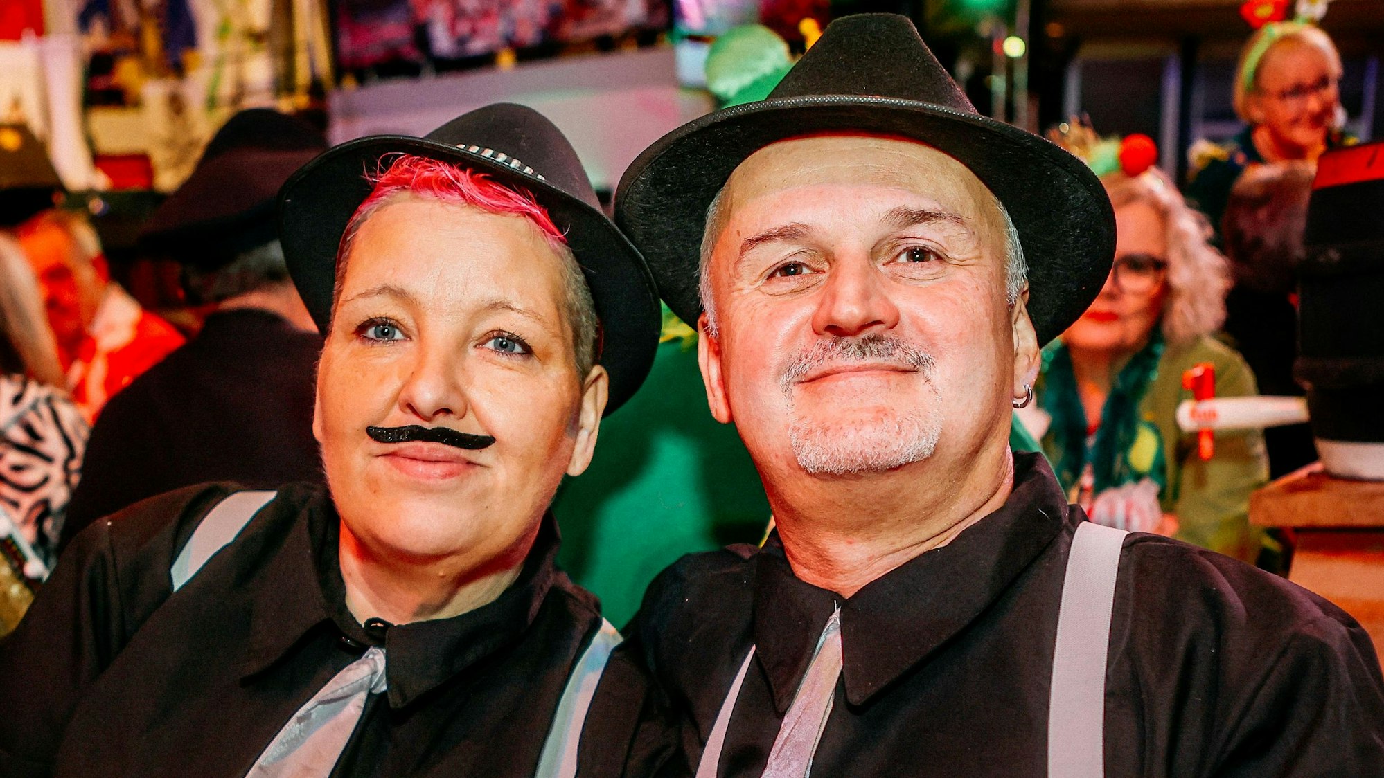 Ein Paar hat sich als Max Spencer verkleidet.