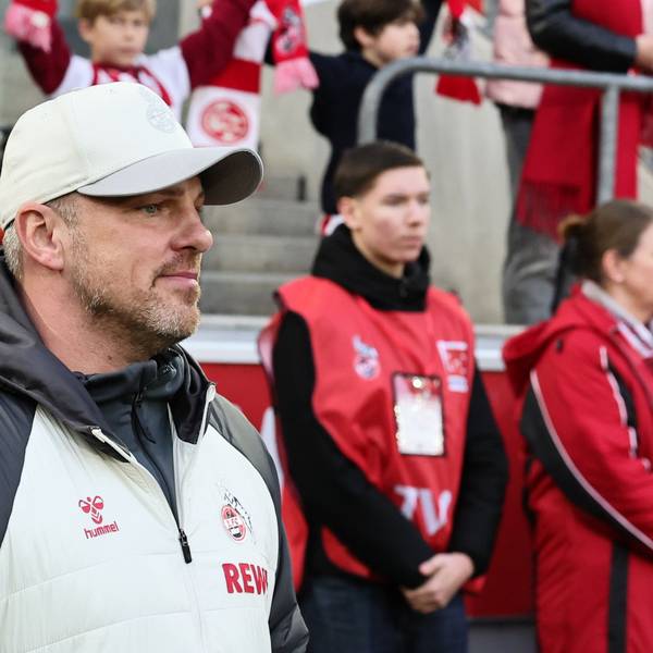 Lukas Kwasniok steht vor einem Spiel vor der Trainerbank.