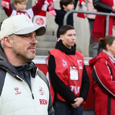 Lukas Kwasniok steht vor einem Spiel vor der Trainerbank.