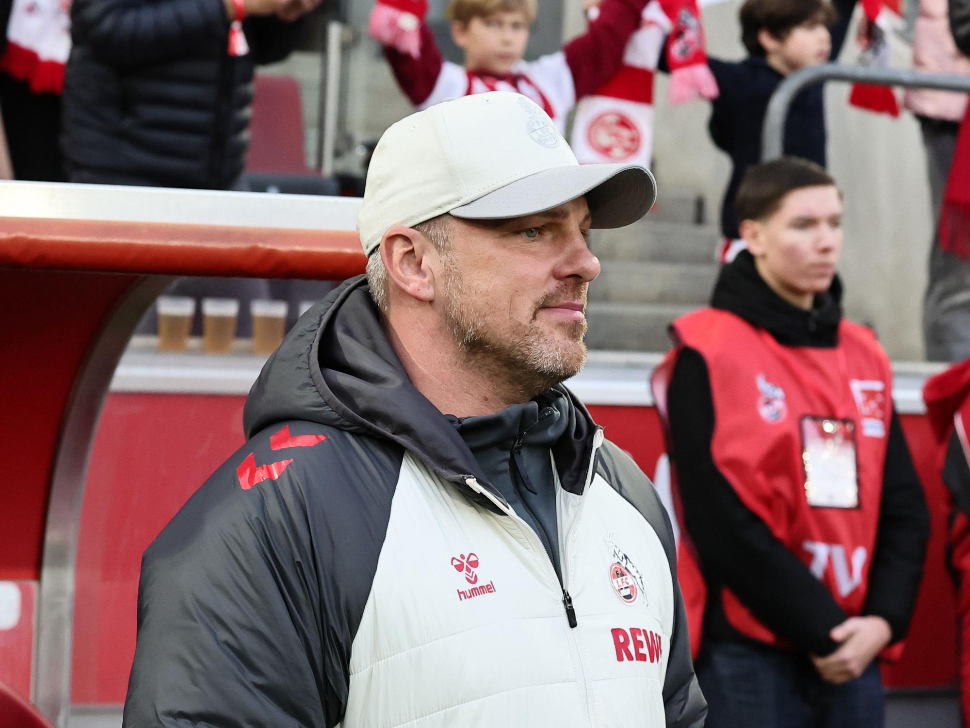 Lukas Kwasniok steht vor einem Spiel vor der Trainerbank.