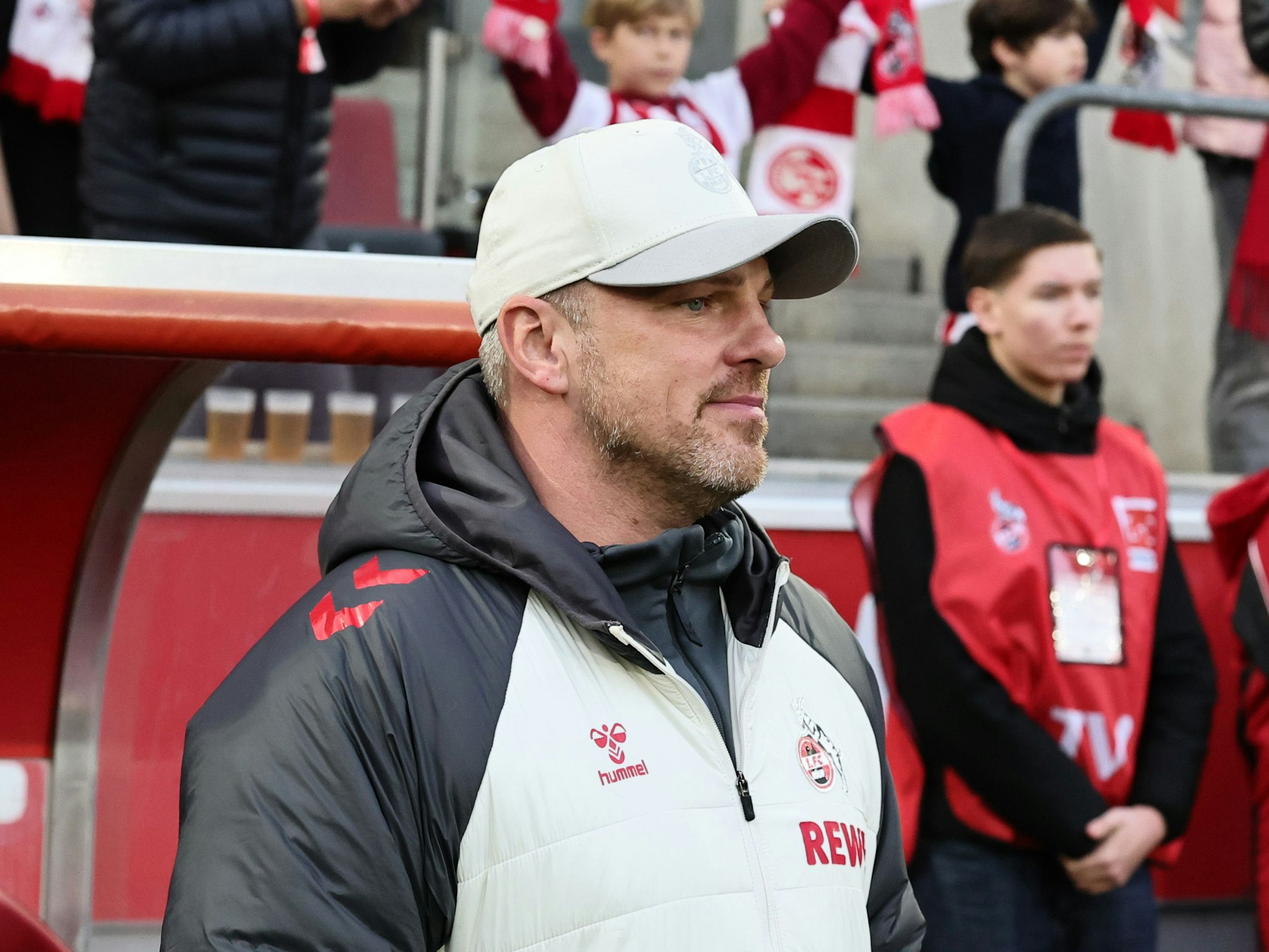 Lukas Kwasniok steht vor einem Spiel vor der Trainerbank.