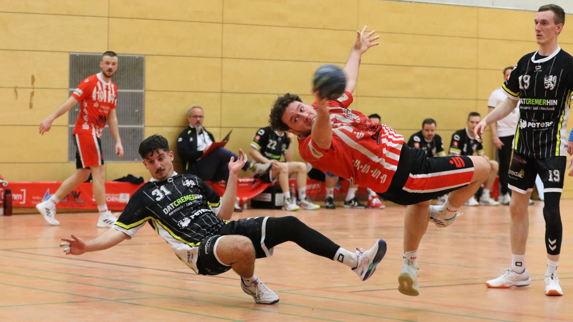 Das Bild zeigt Bünder, der im Fallen den Ball wirft.