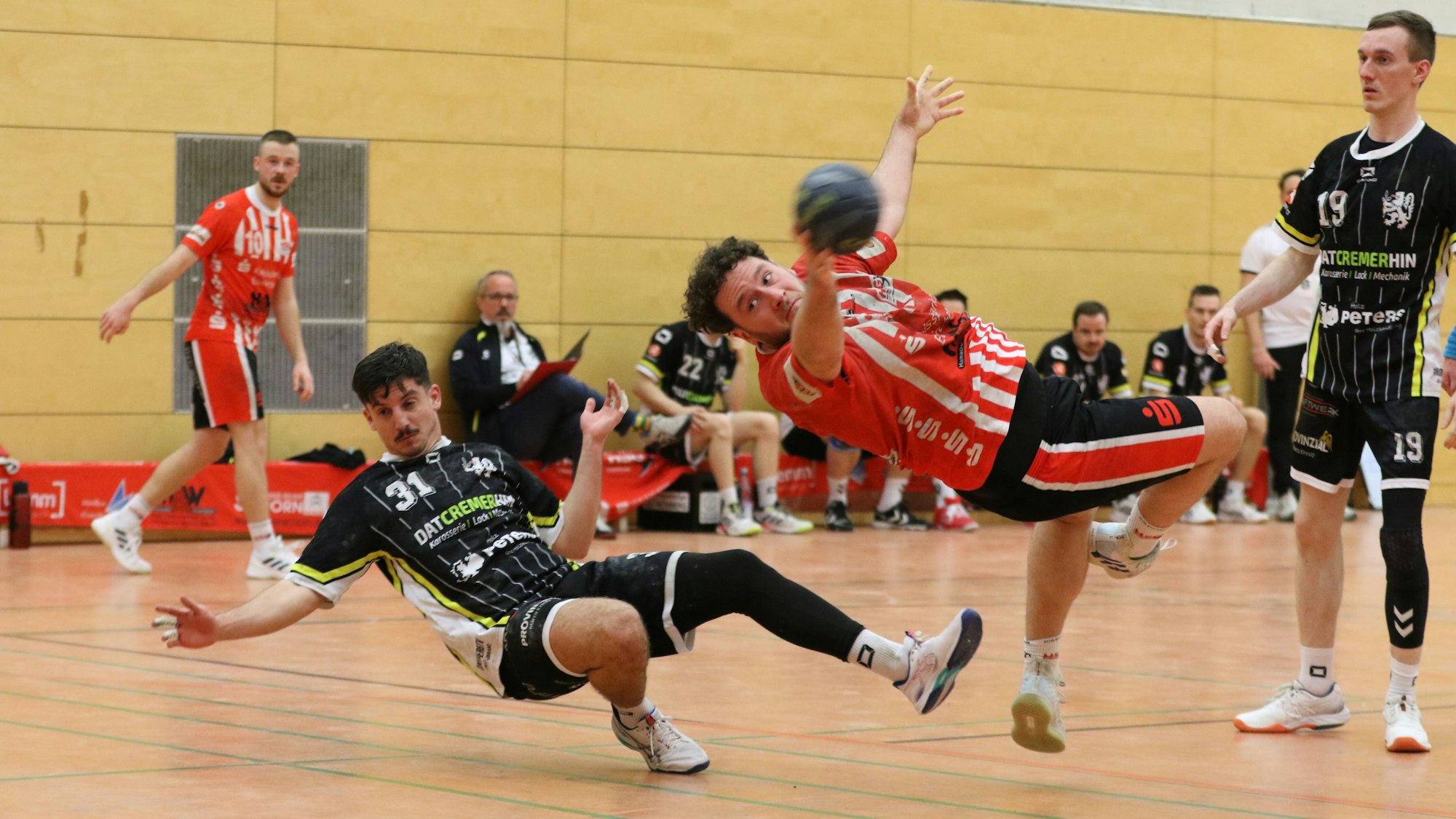 Das Bild zeigt Bünder, der im Fallen den Ball wirft.