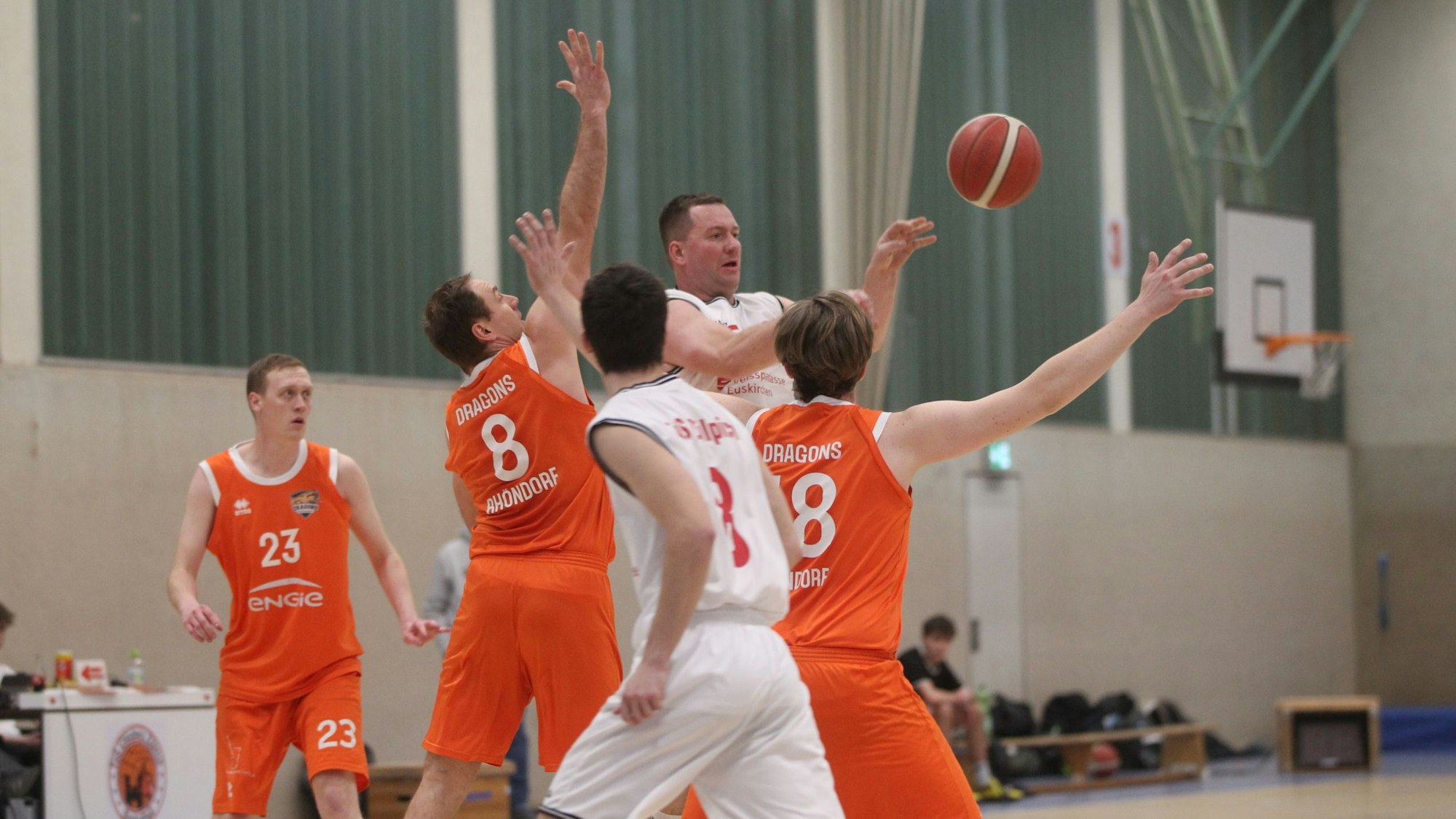 Das Bild zeigt Christian Antons, der einen Pass aus der Bedrängnis spielt.