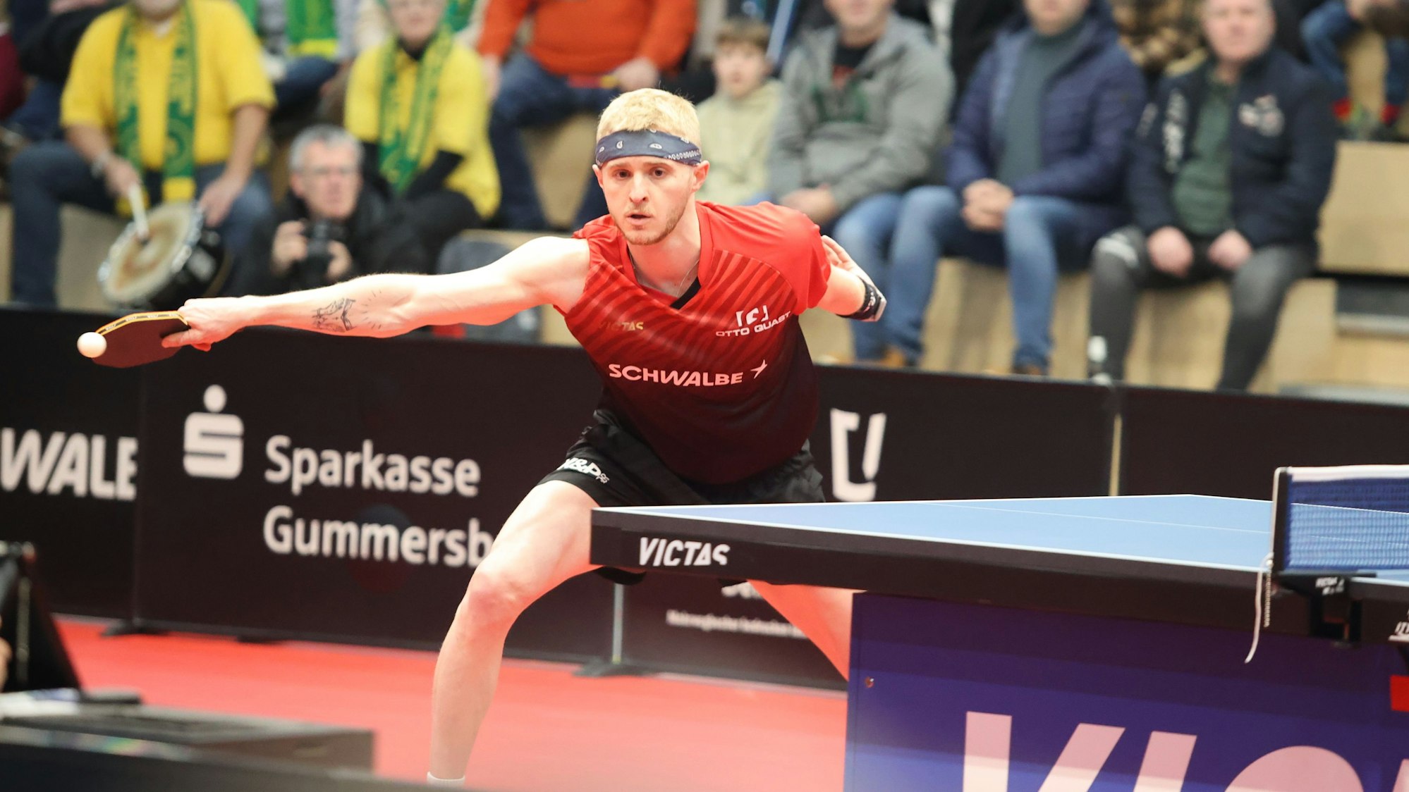 Romain Ruiz an der Platte mit einem ausgestrecktem rechten Arm.