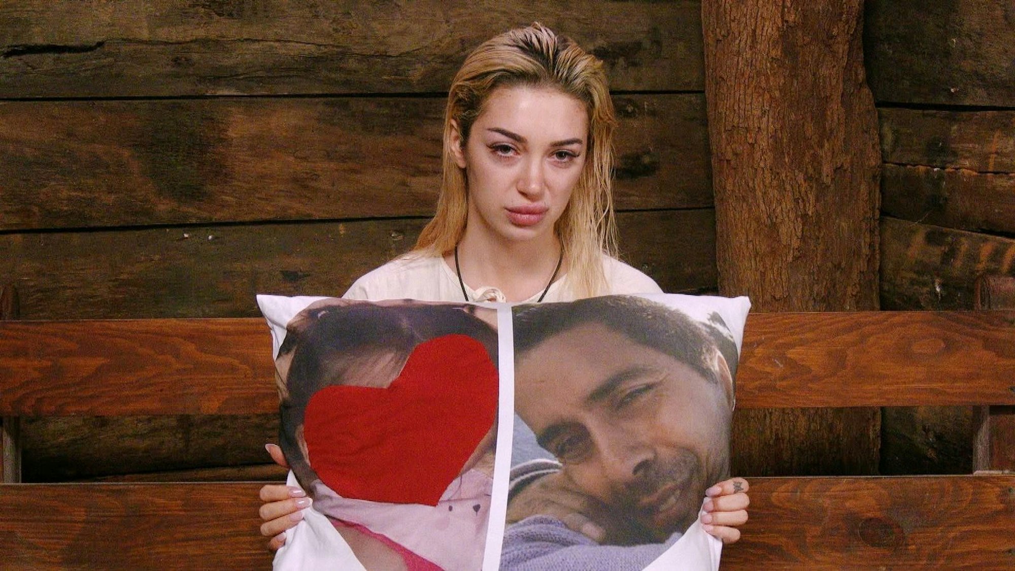 Ariel trauert um ihren kürzlich verstorbenen Papa. (Bild: RTL)