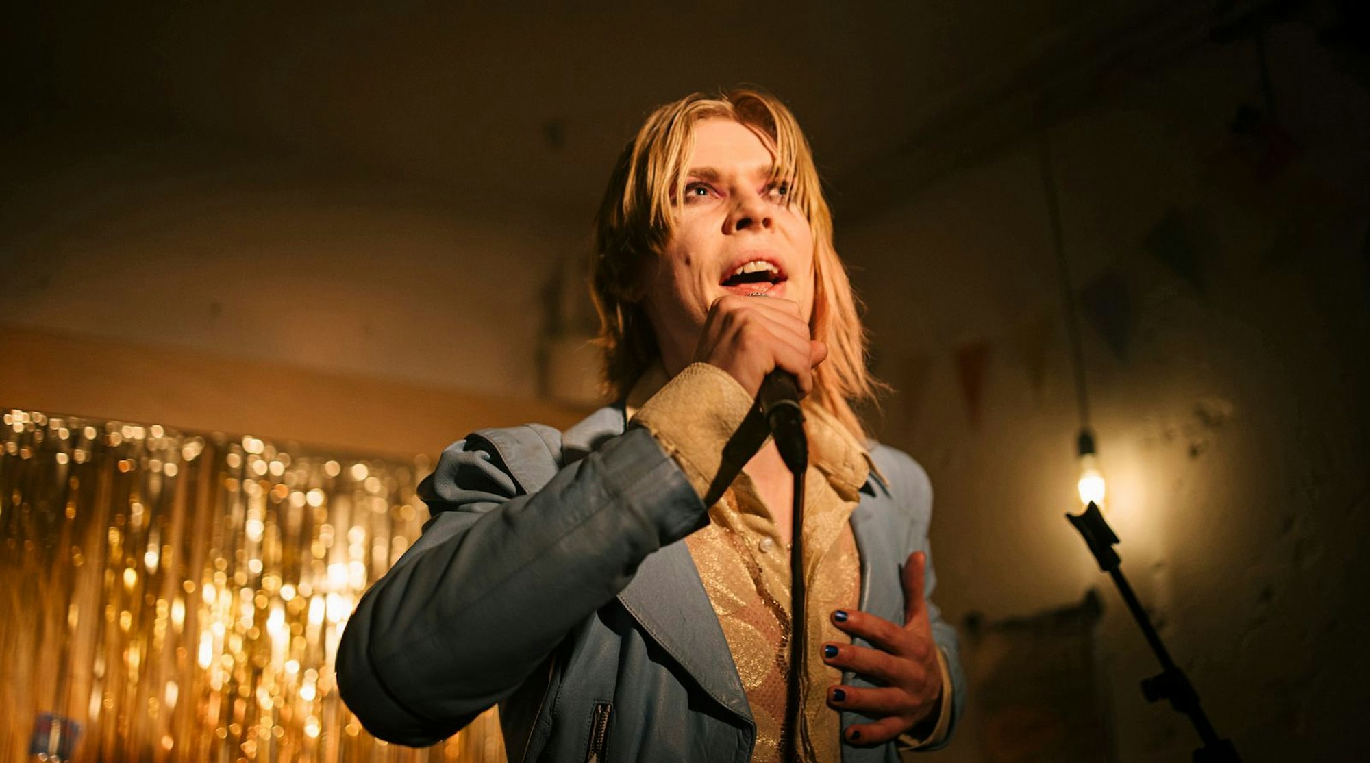 Poetry Slammer Colin Trenkner (Mitja Over) war der einzige, der sich um die mittlerweile verstorbene Mitbewohnerin gesorgt und gekümmert hat. (Bild: Radio Bremen/Magdalena Stengel)