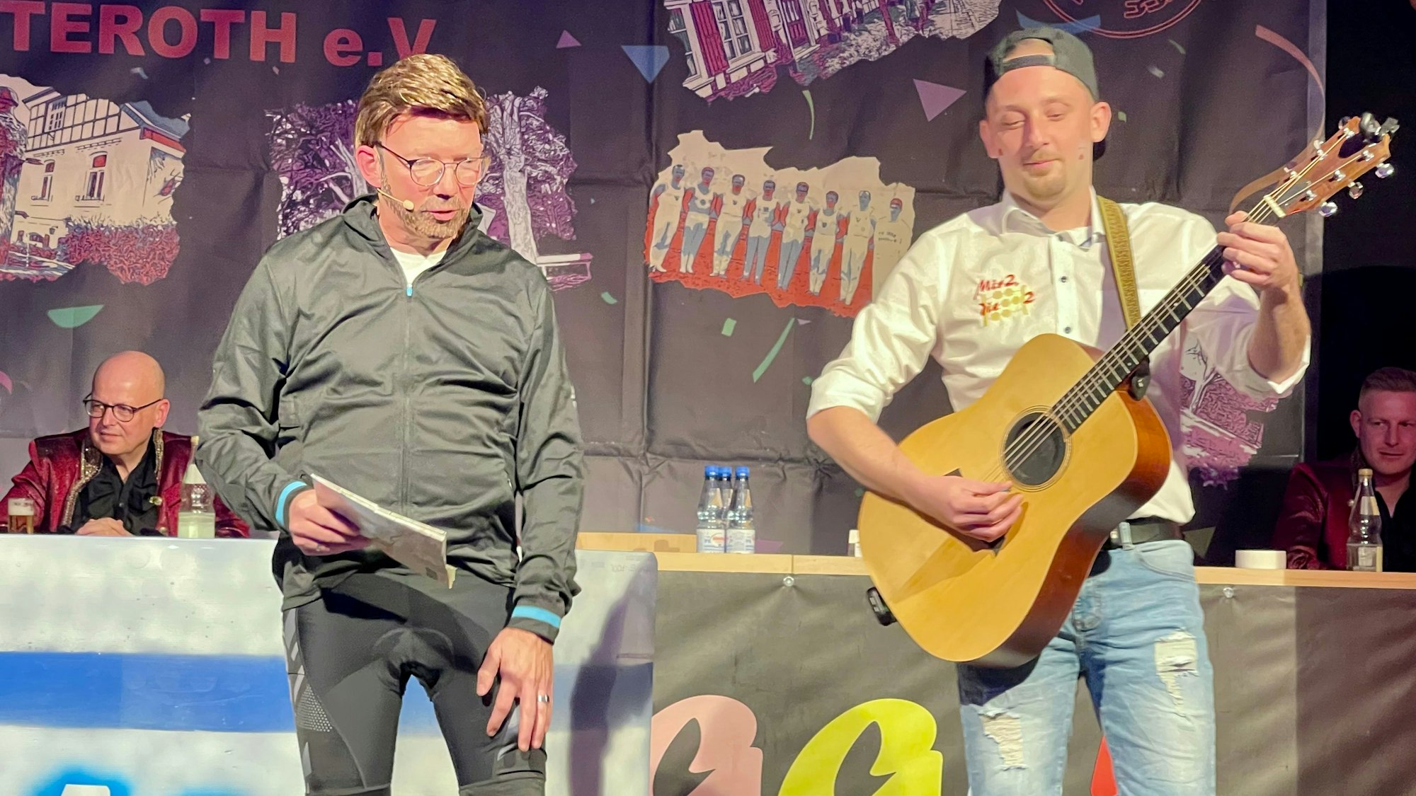 „Echte Keerls“: Markus Neiuber und Arno Schiefen sangen Krätzchen aufs Dorfleben.