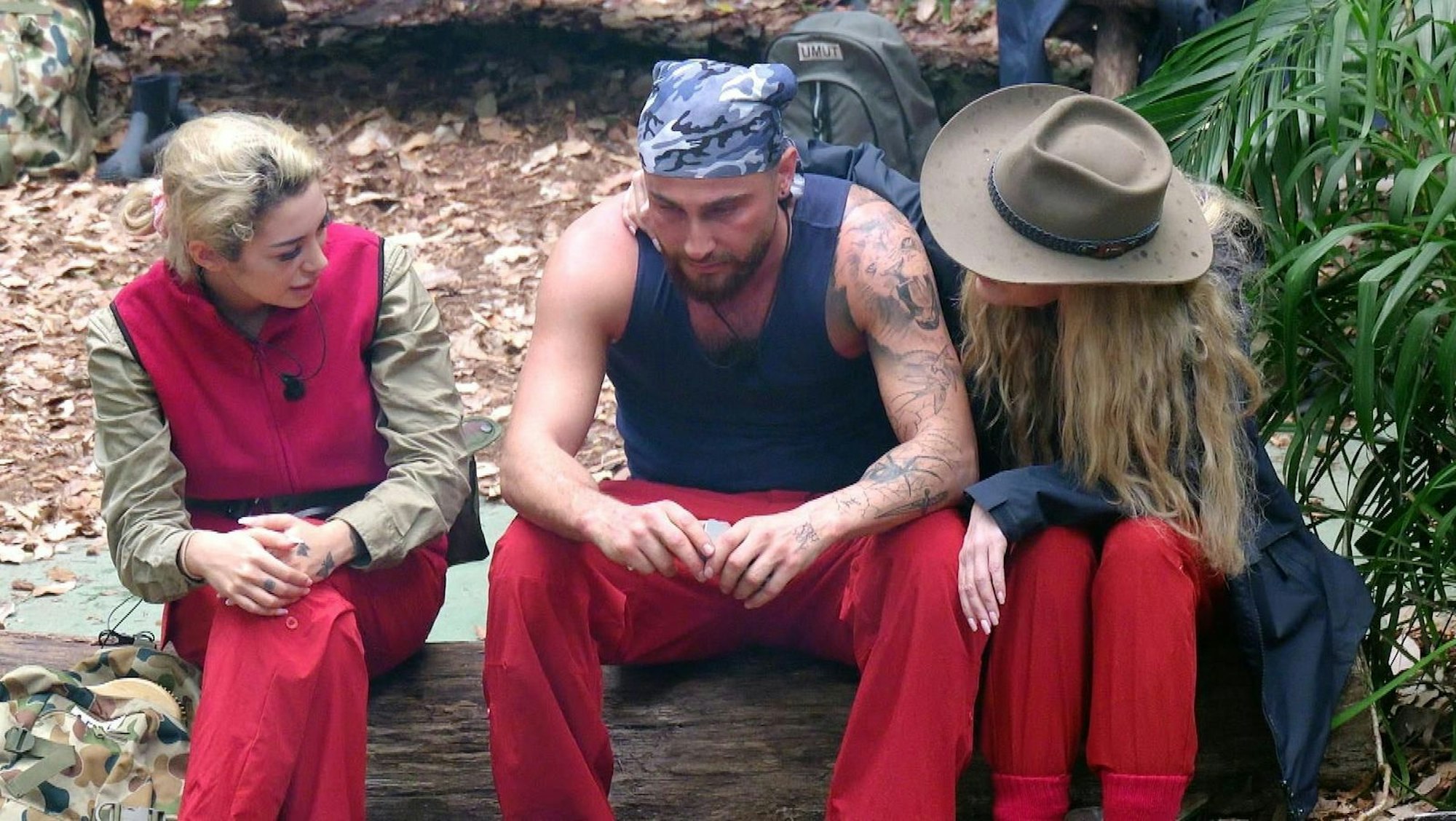 Umut schüttet Ariel und Mirja sein Herz aus. (Bild: RTL)