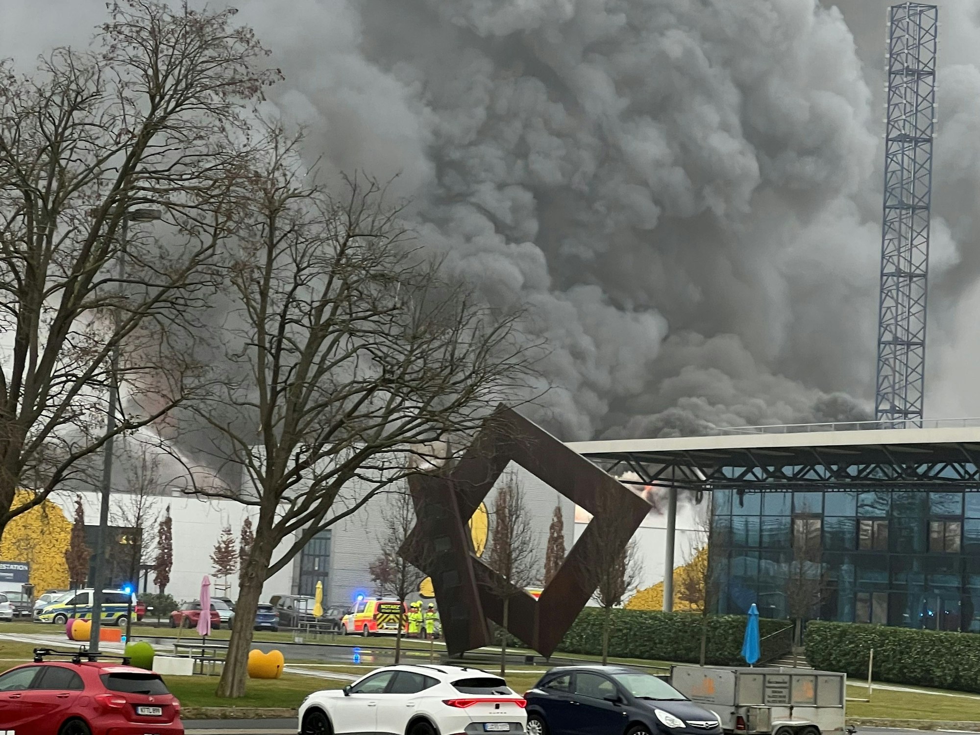 In Hürth-Kalscheuren brennt auf dem Euronova-Gelände eine Lagerhalle lichterloh