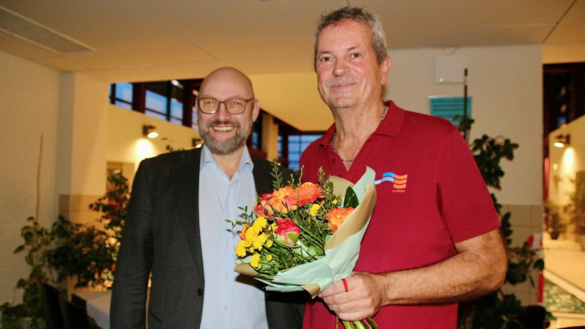 Der Nümbrechter Schwimmeister Axel Neumann (rechts) mit Bürgermeister Thomas Hellbusch.