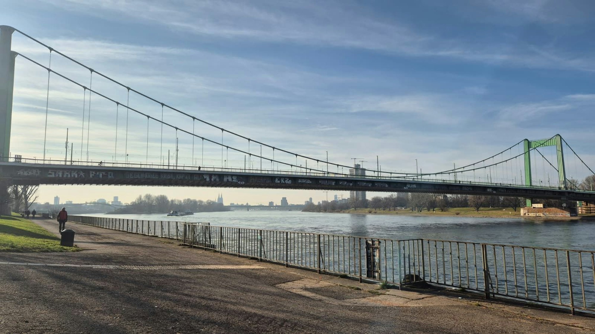 Die Geländer auf der Mülheimer Brücke.