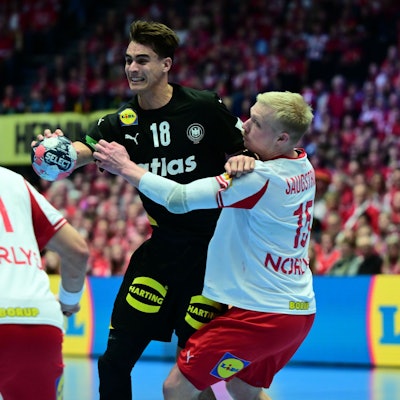 Julian Köster (M.) versucht, einen Pass zu spielen.