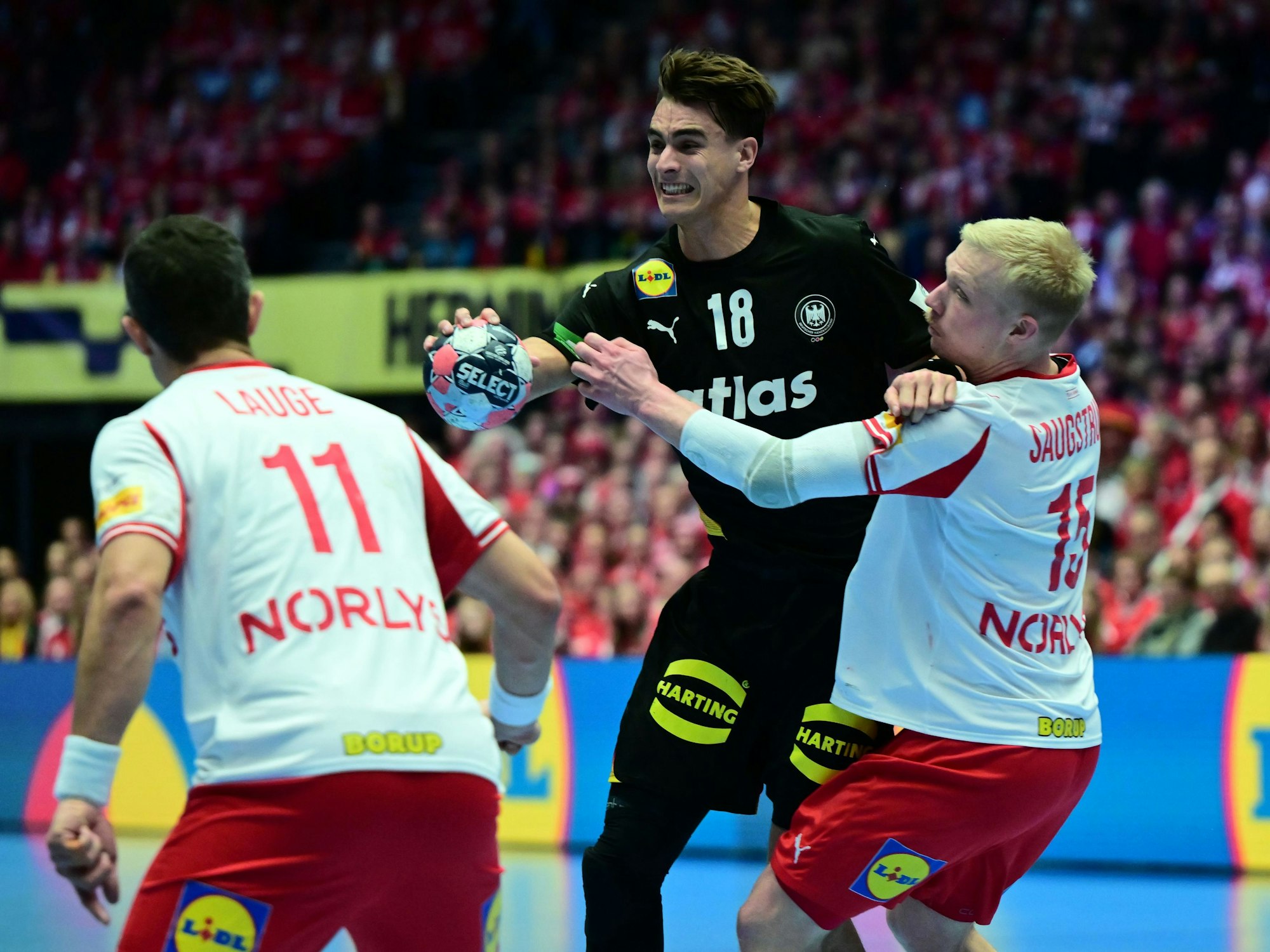 Julian Köster (M.) versucht, einen Pass zu spielen.