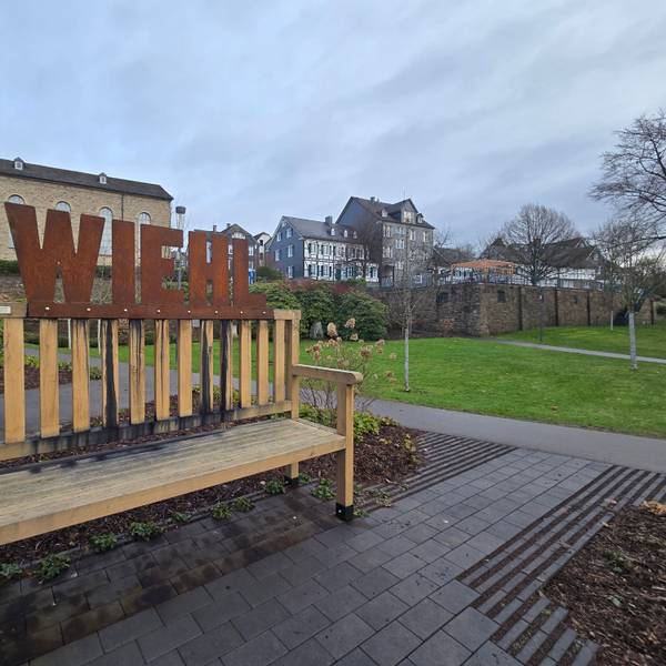 Eine große Holzbank mit der Aufschrift „Wiehl“.