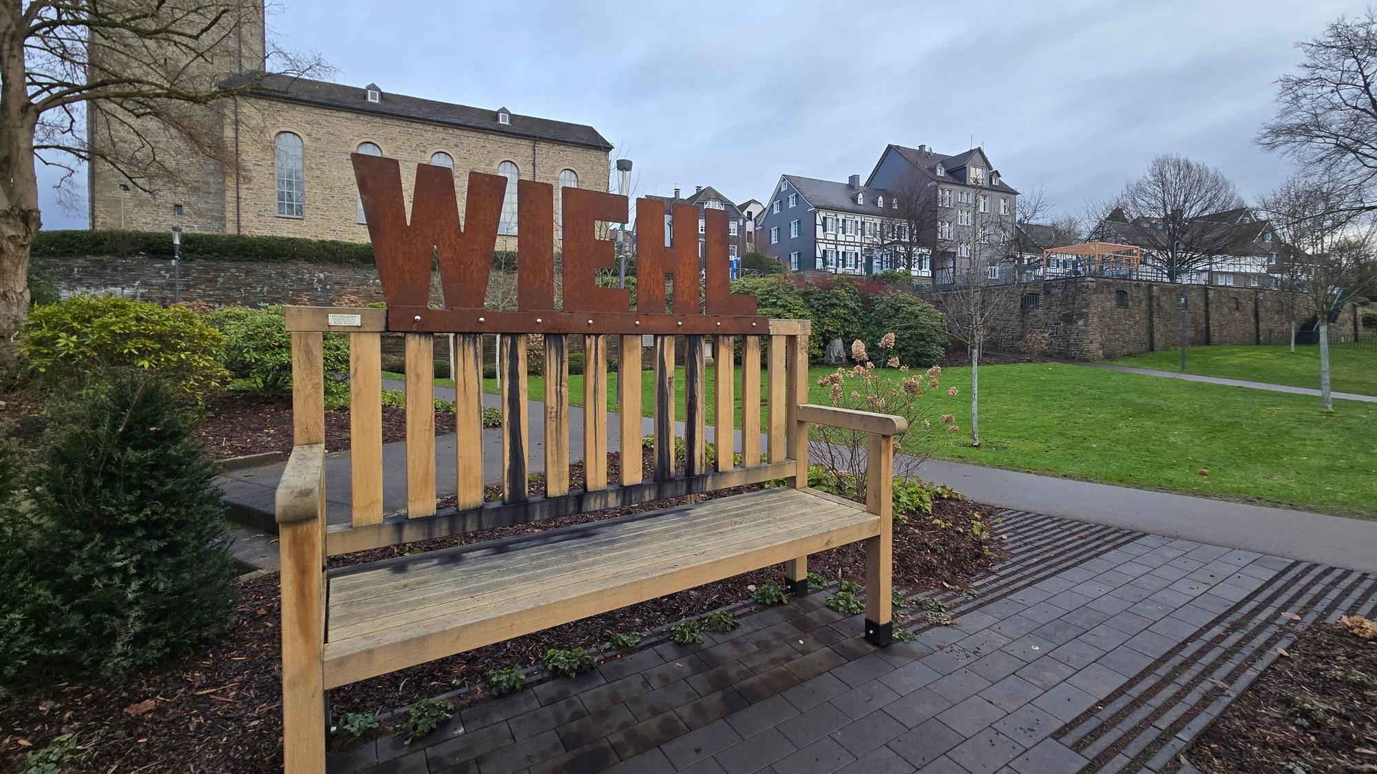 Eine große Holzbank mit der Aufschrift „Wiehl“.