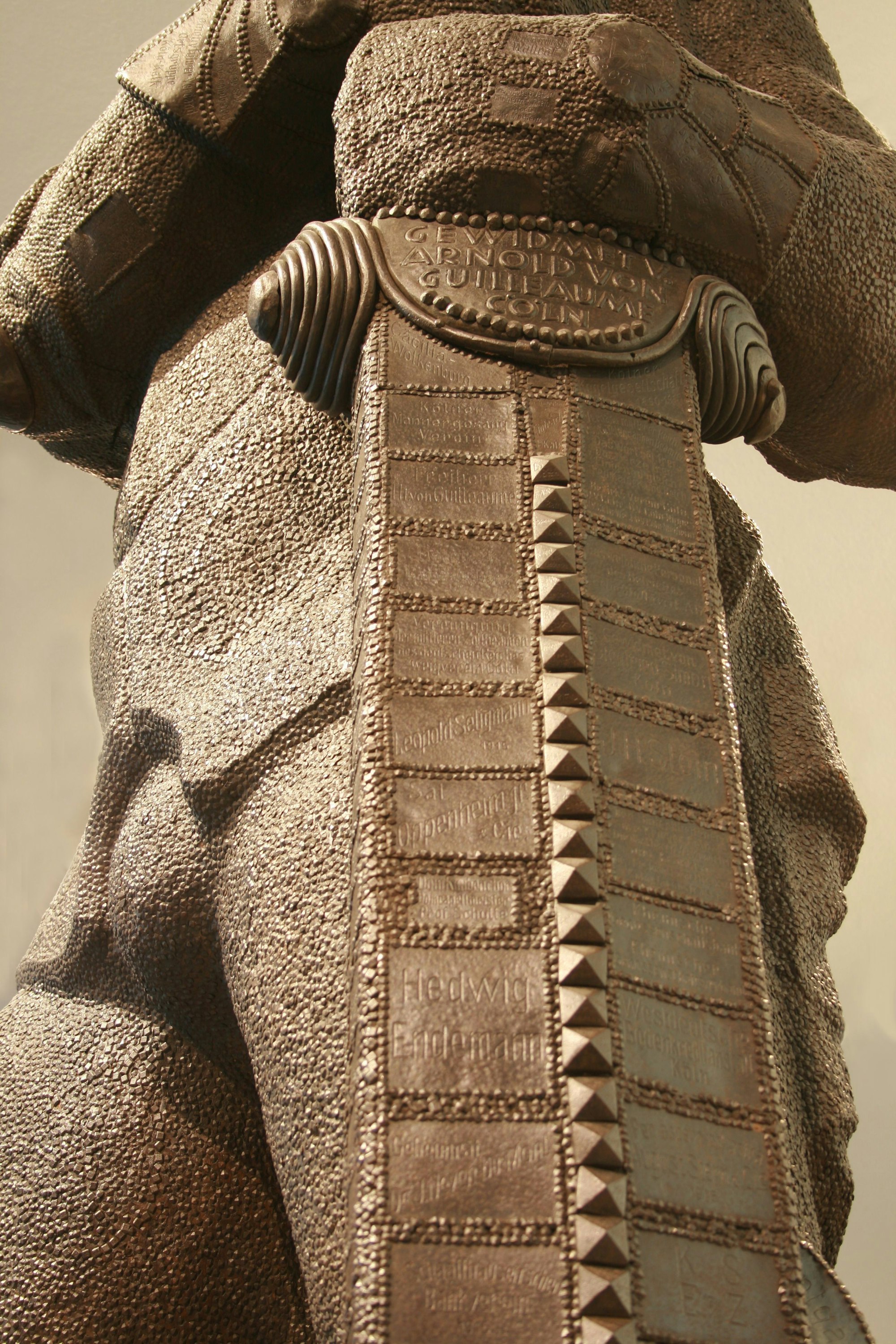 Der mit Eisennägeln und Plaketten benagelte „Kölsche Boor“ befindet sich heute im Depot des Kölnischen Stadtmuseums.